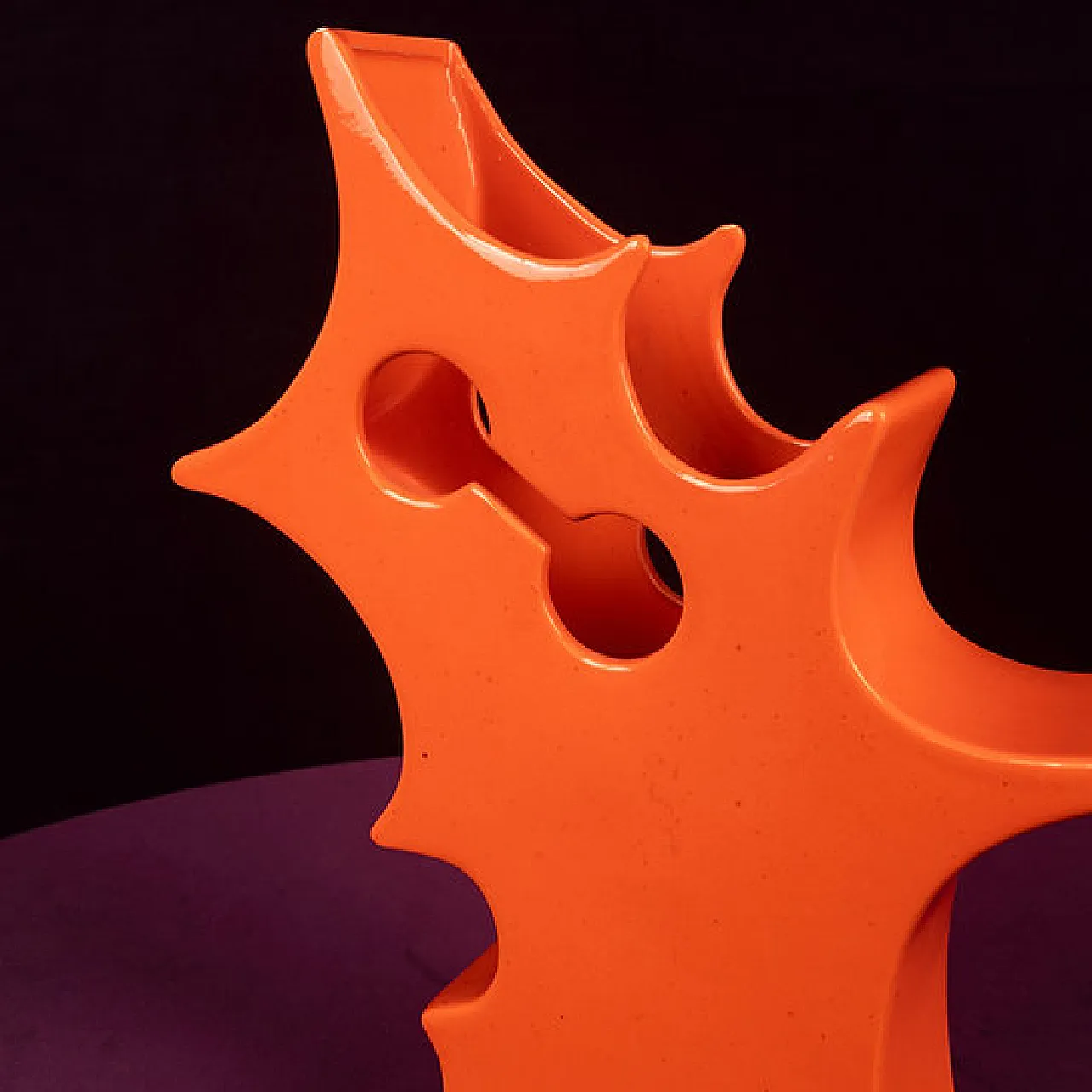 Vaso scultoreo astratto in ceramica arancione, anni '80 8
