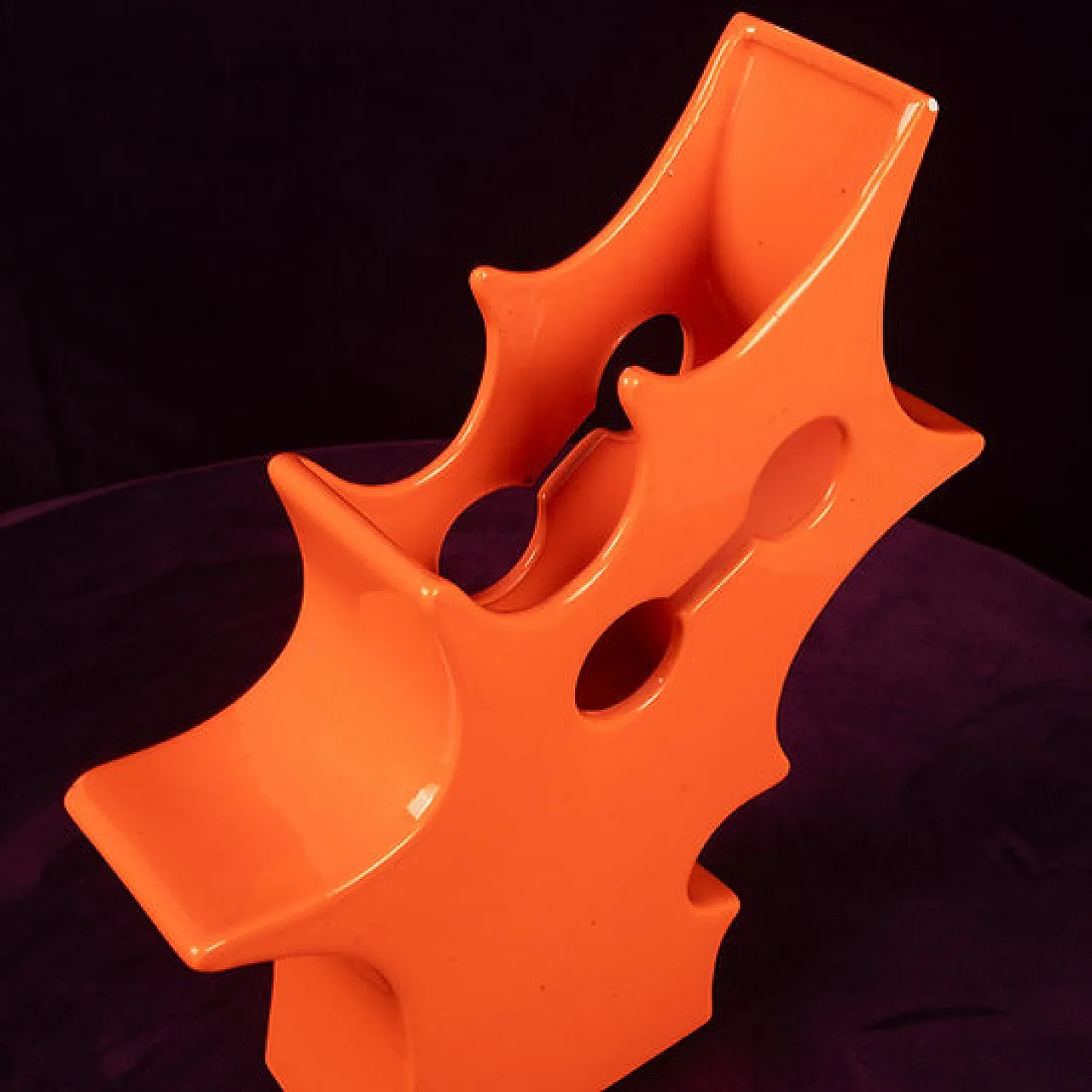 Vaso scultoreo astratto in ceramica arancione, anni '80 9