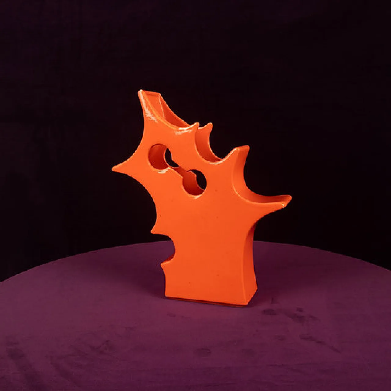 Vaso scultoreo astratto in ceramica arancione, anni '80 10