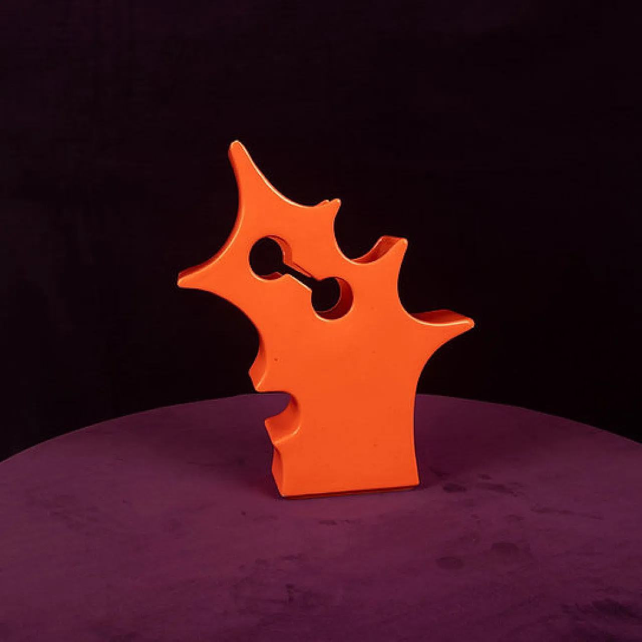 Vaso scultoreo astratto in ceramica arancione, anni '80 11