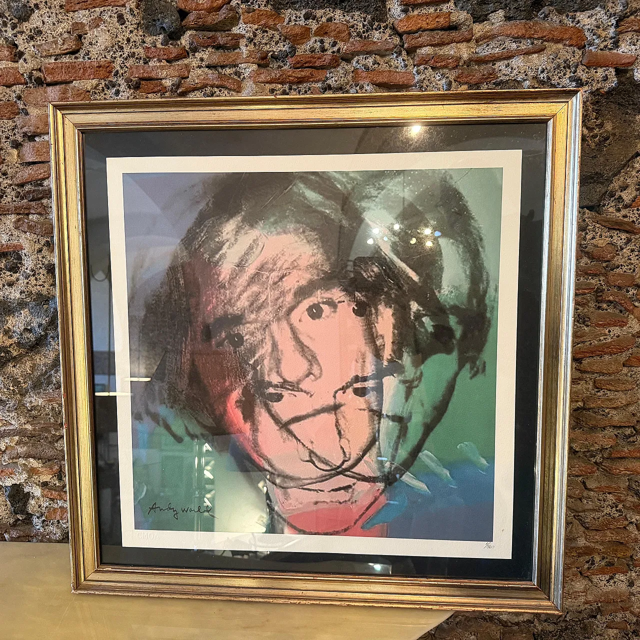 Autoritratto con litografia 1/500 di Andy Warhol, anni 2000 2