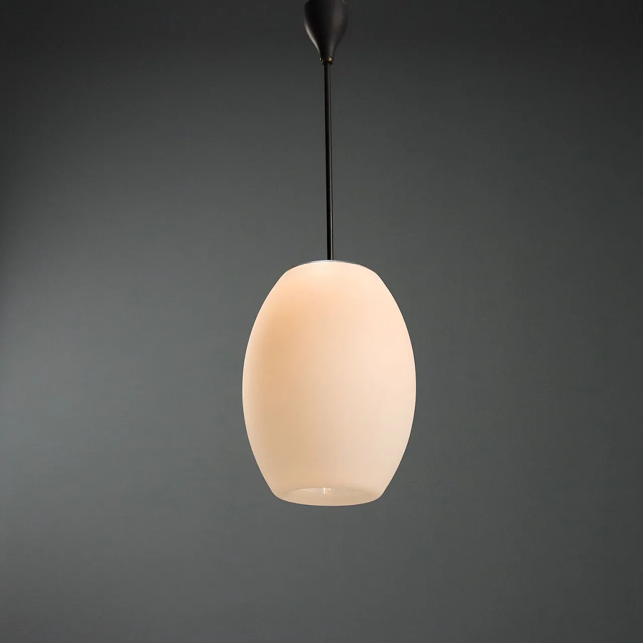 Lampada a sospensione in vetro opalino, anni '60 1
