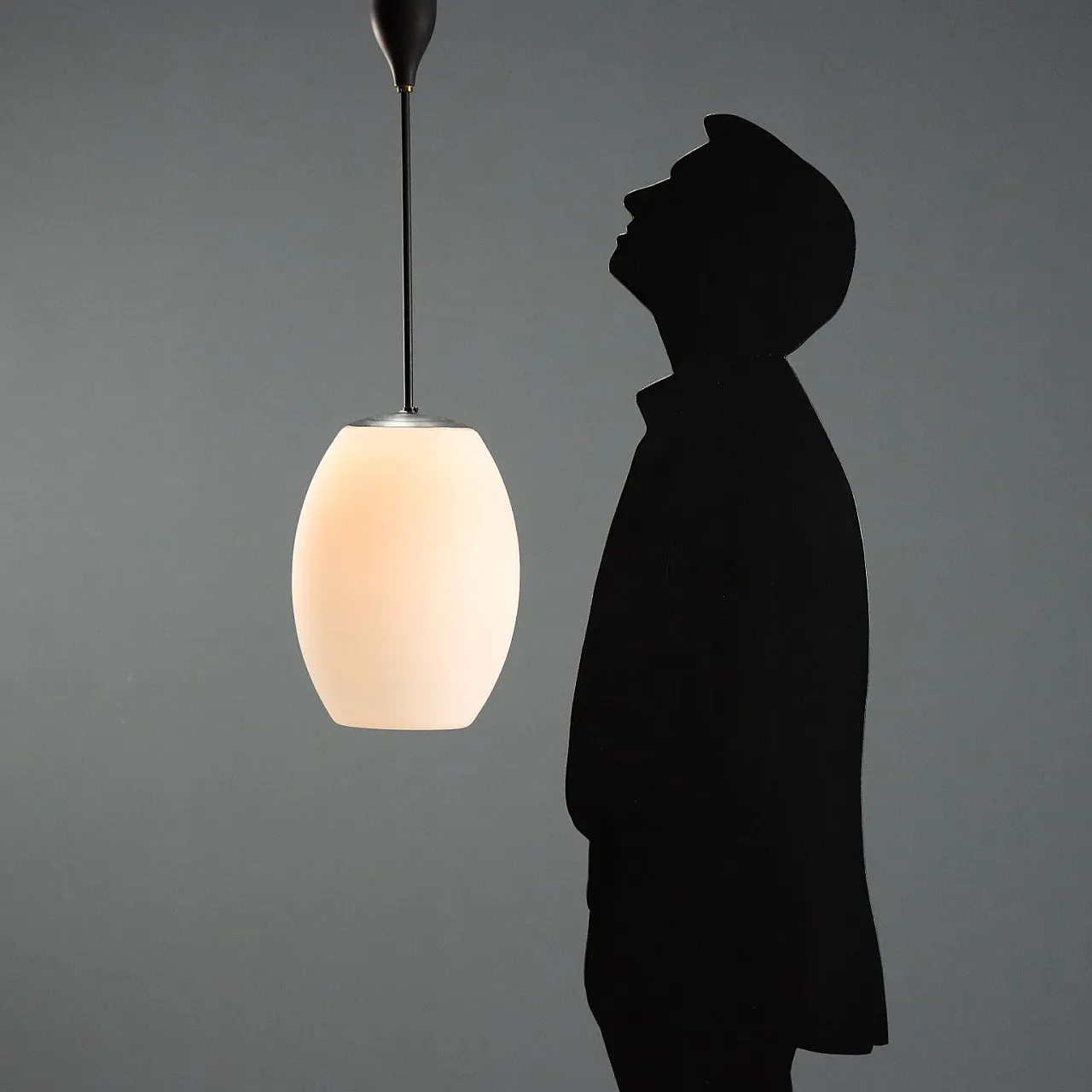 Lampada a sospensione in vetro opalino, anni '60 2