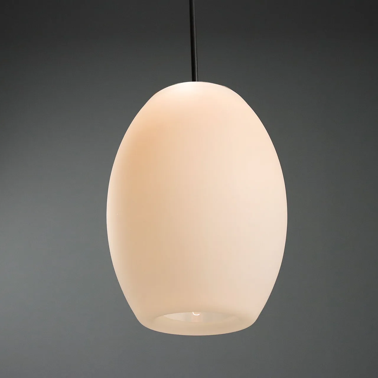 Lampada a sospensione in vetro opalino, anni '60 3