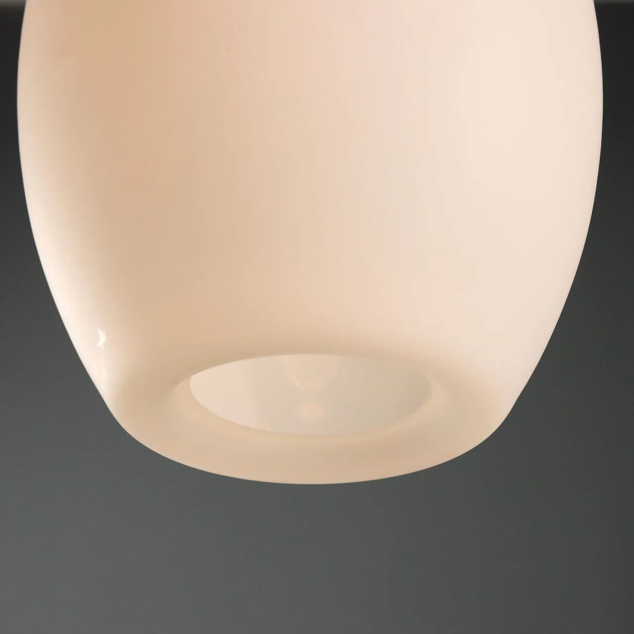 Lampada a sospensione in vetro opalino, anni '60 5