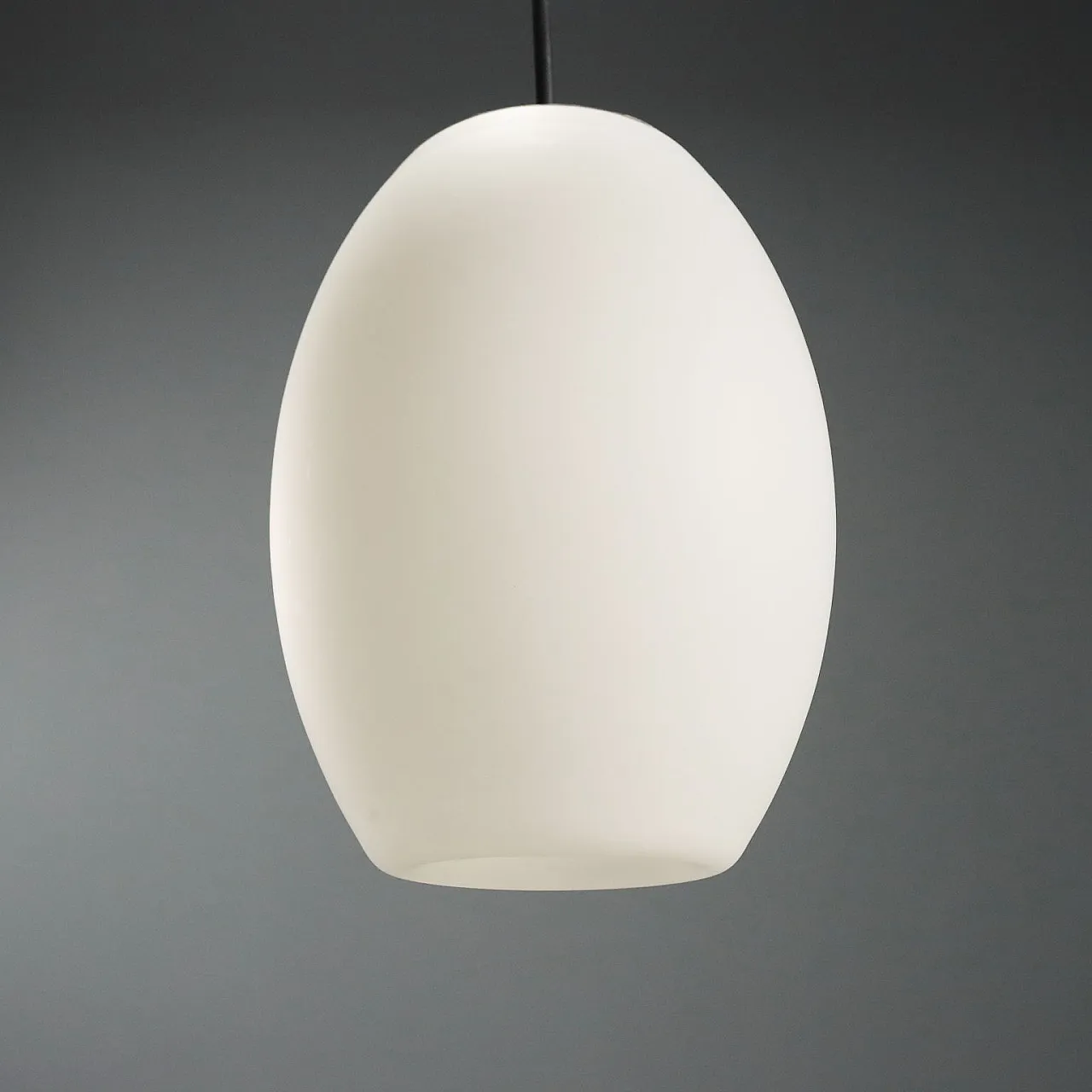 Lampada a sospensione in vetro opalino, anni '60 6