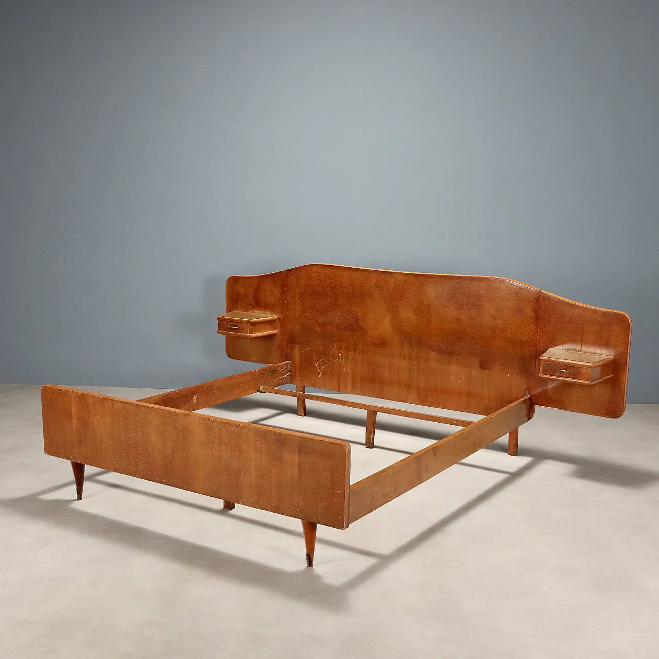 Double bed in maple briar with bedside tables, 20th century 1