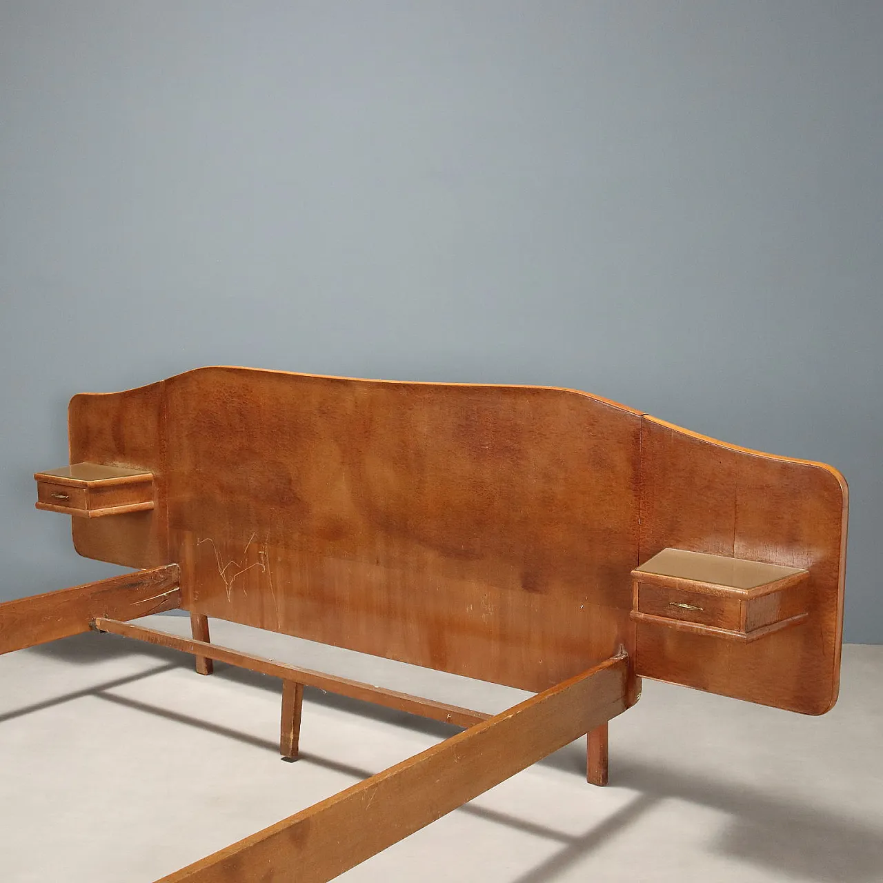 Double bed in maple briar with bedside tables, 20th century 4