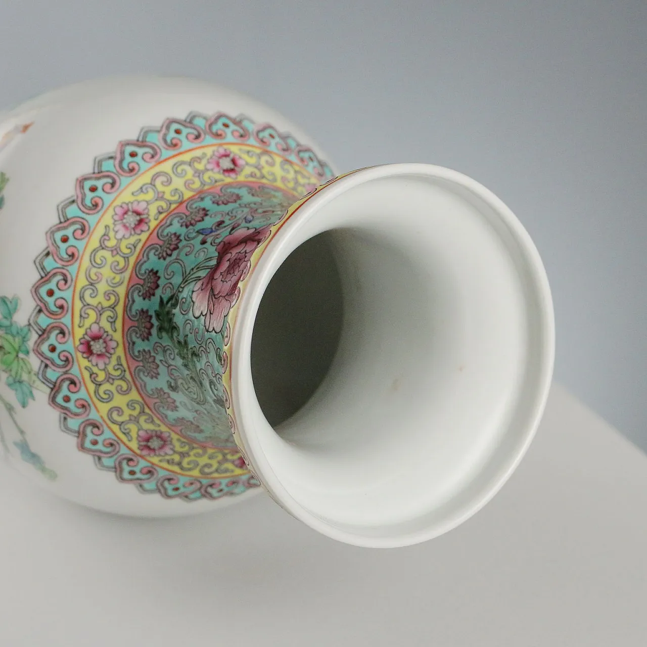 Chinese porcelain vase, 20th century 7