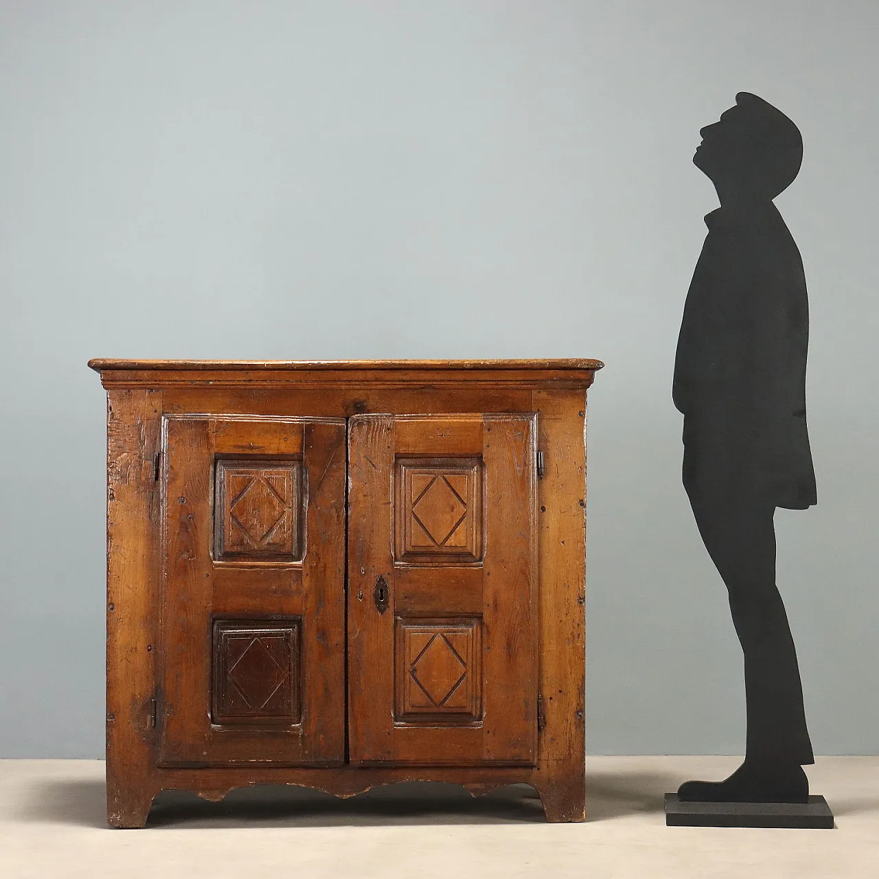 Chestnut sideboard with bipartite paneled doors, 18th century 2