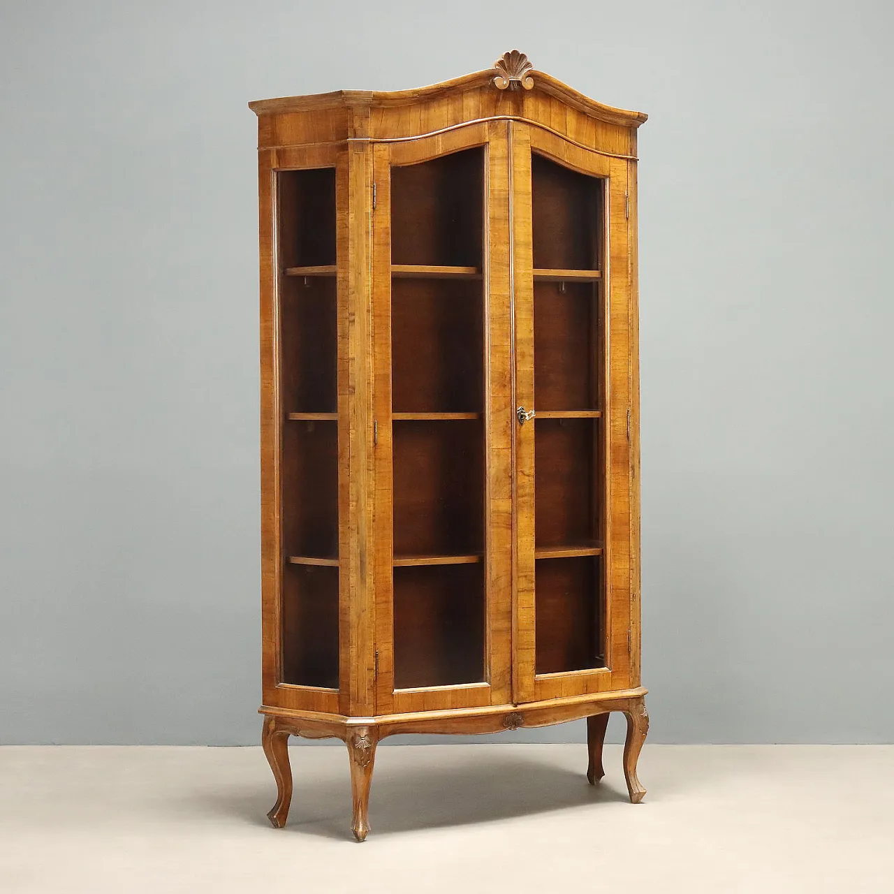 Baroque style showcase in walnut, 20th century 1
