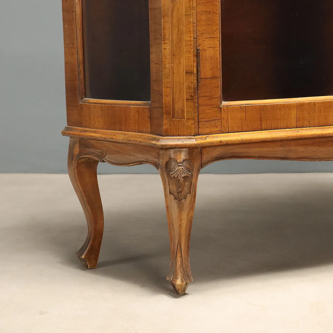 Baroque style showcase in walnut, 20th century 8