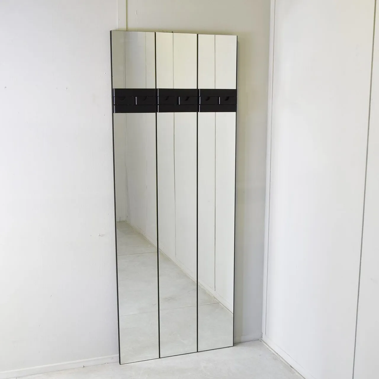 Appendiabiti in vetro a tre pannelli e legno laccato nero, anni '80 5