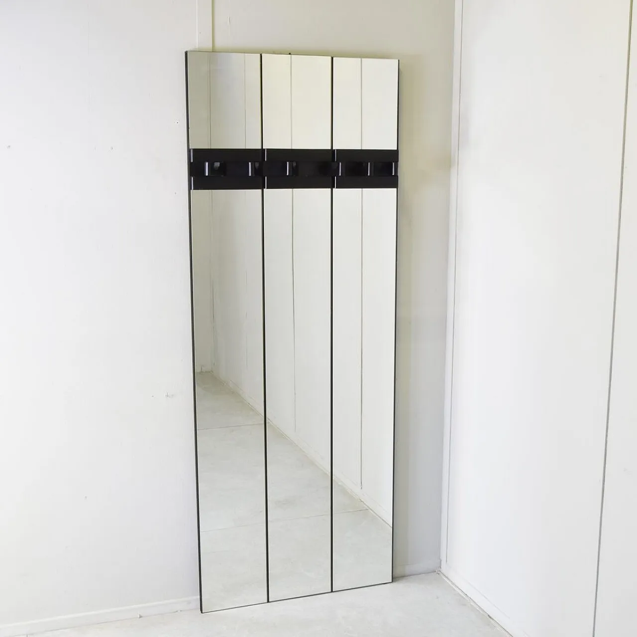 Appendiabiti in vetro a tre pannelli e legno laccato nero, anni '80 6