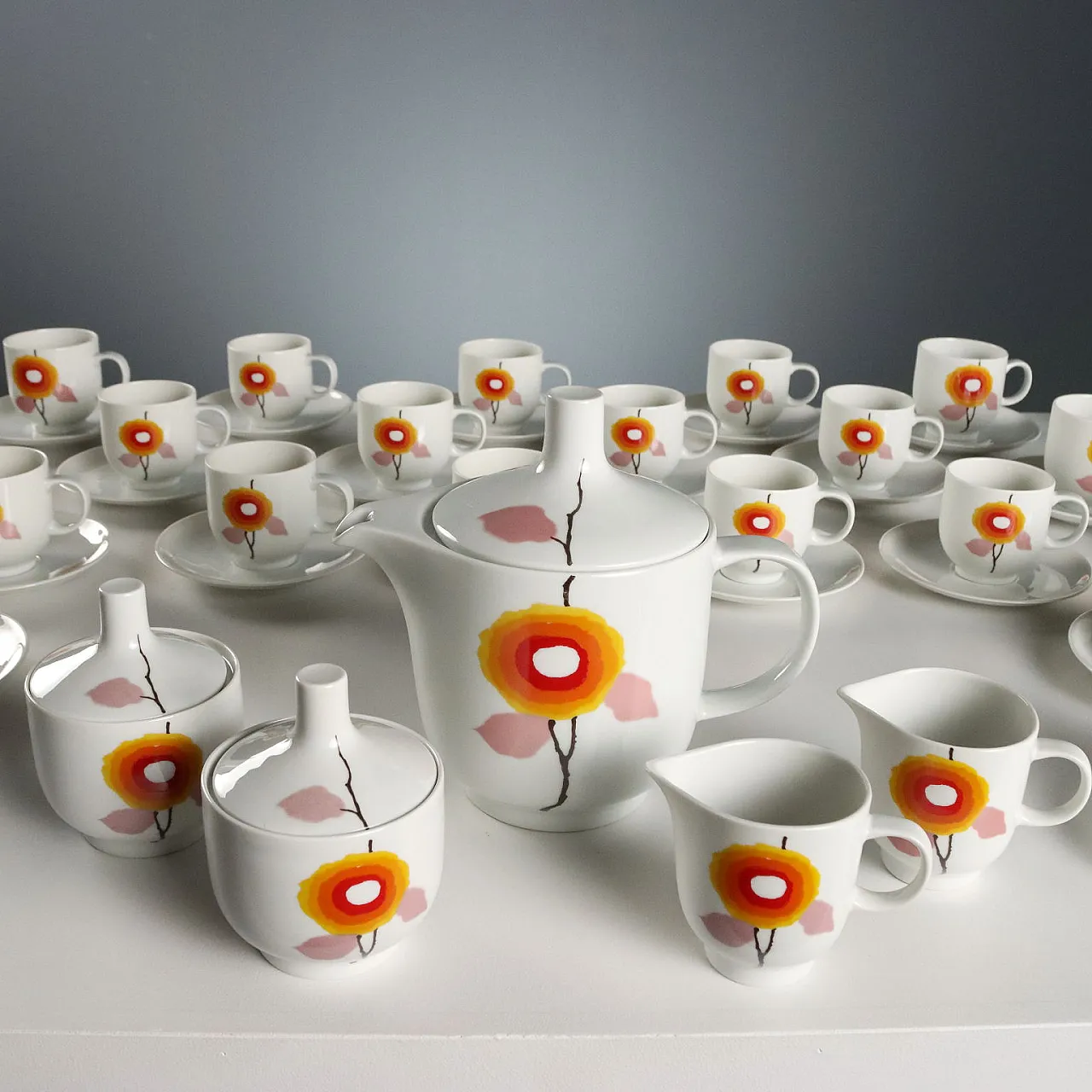 Hutscenreuther Manufacture tea and coffee service, 20th century 1