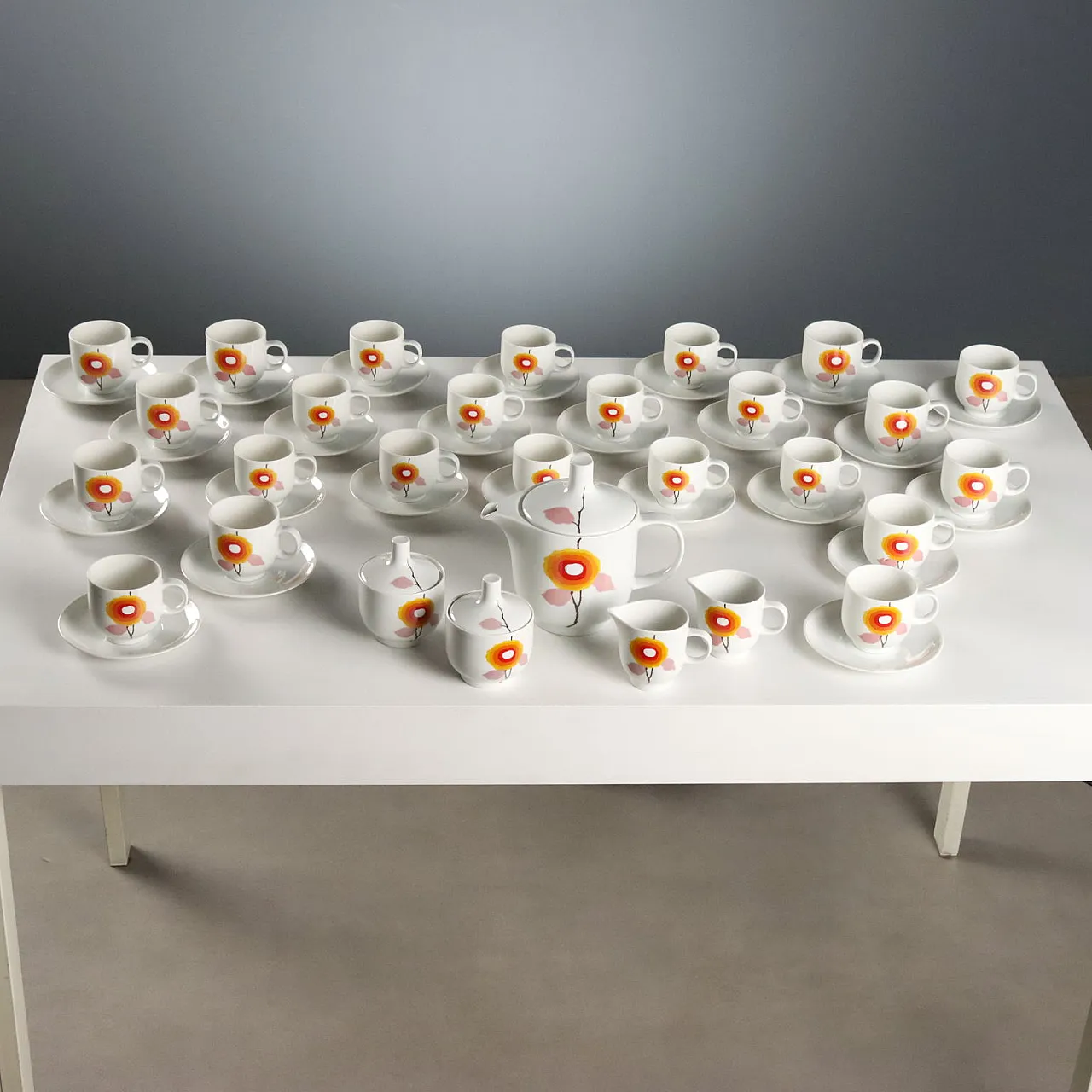 Hutscenreuther Manufacture tea and coffee service, 20th century 10
