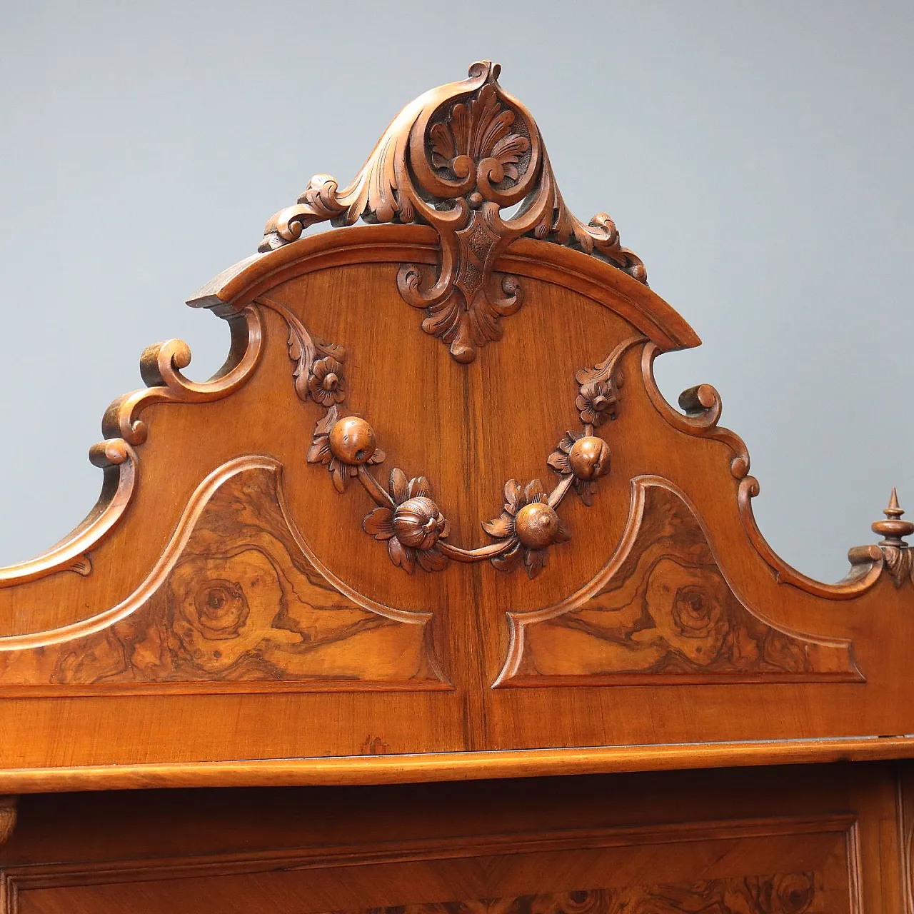Umbertina sideboard in walnut and walnut root, 20th century 4