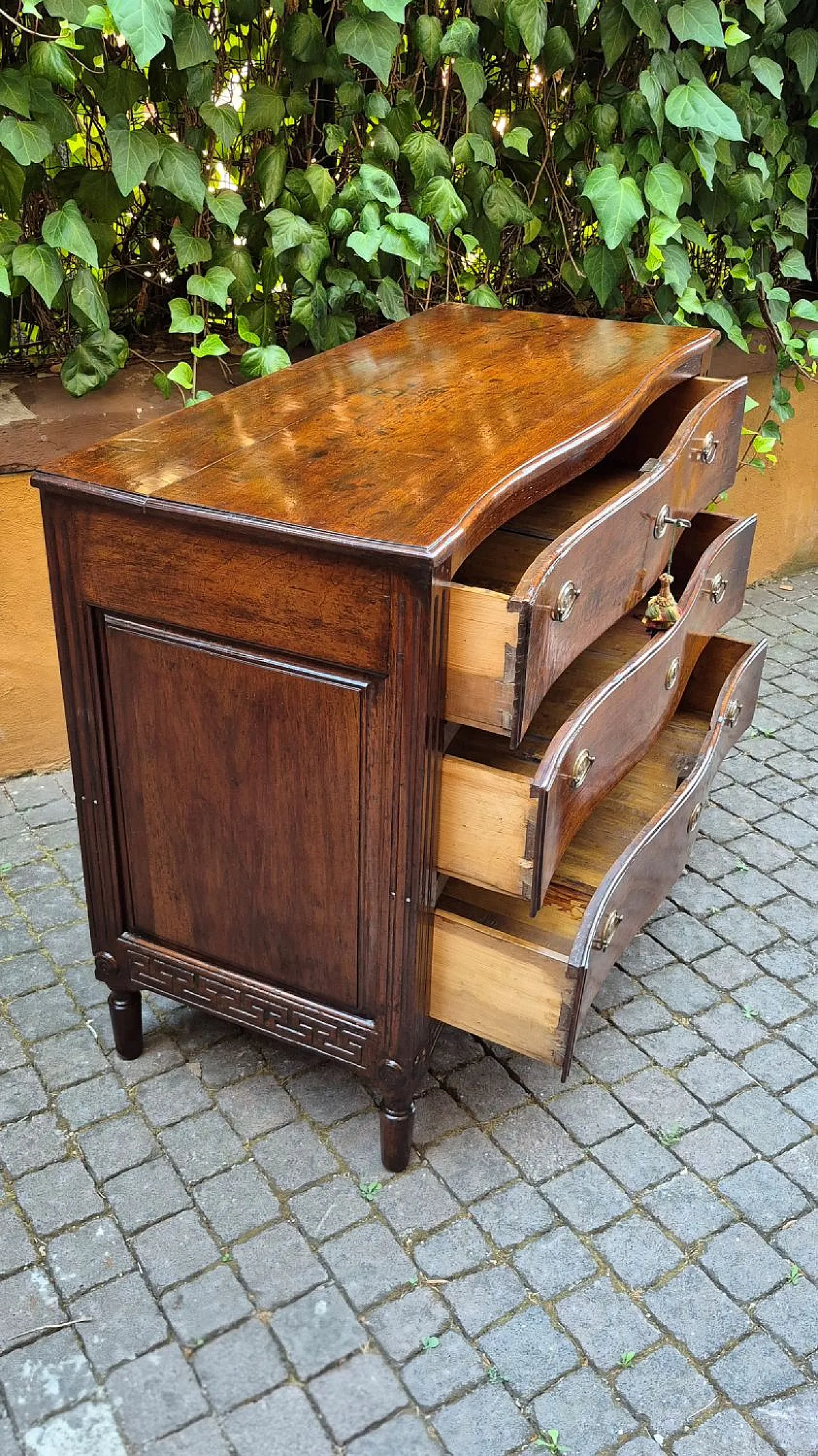 Cassettone parmense in legno di noce, '700 4