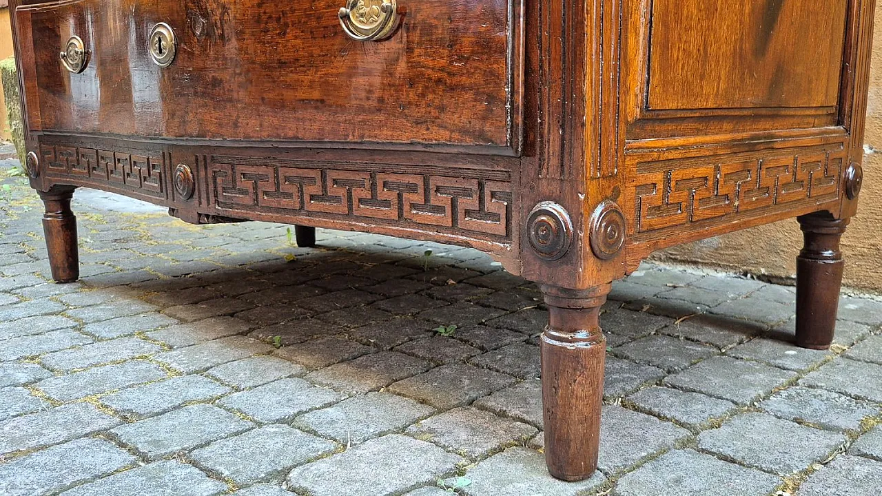 Cassettone parmense in legno di noce, '700 6