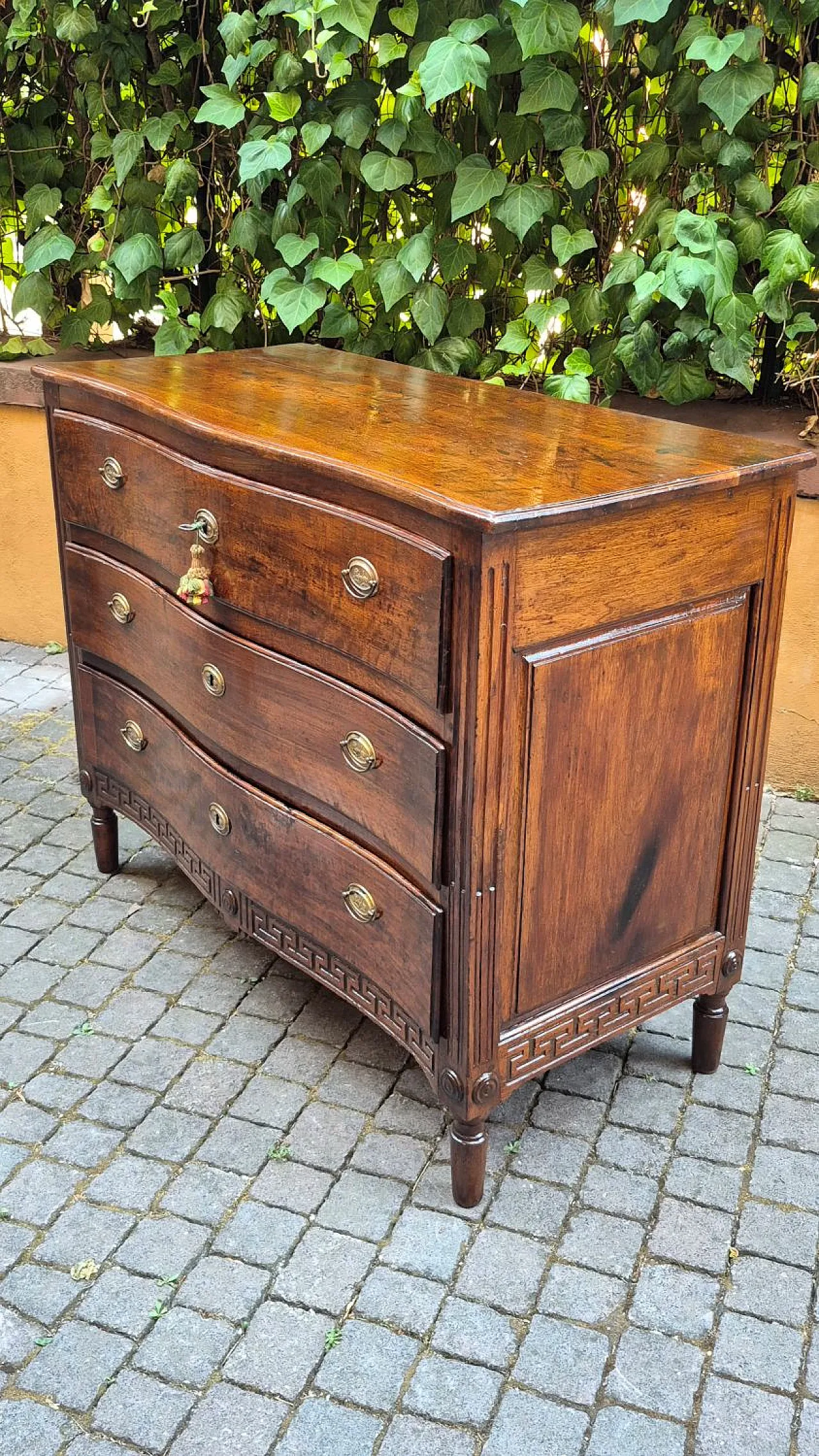 Cassettone parmense in legno di noce, '700 9