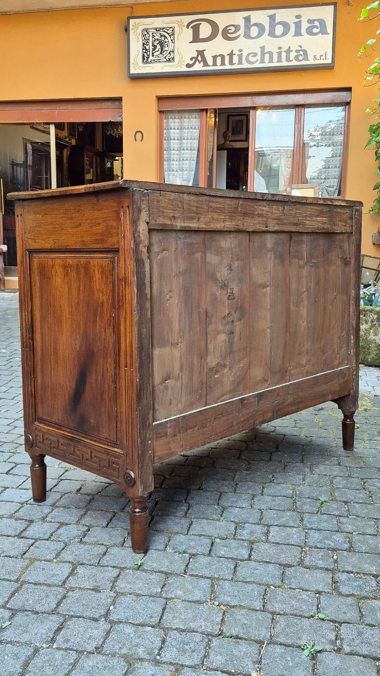 Cassettone parmense in legno di noce, '700 10