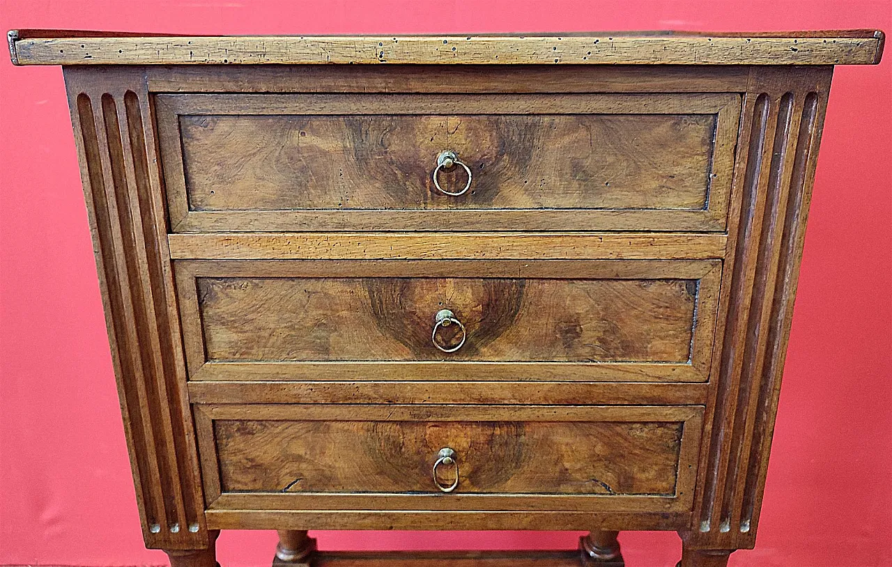 Comodino a tre cassetti Luigi XVI in legno di noce, '700 4