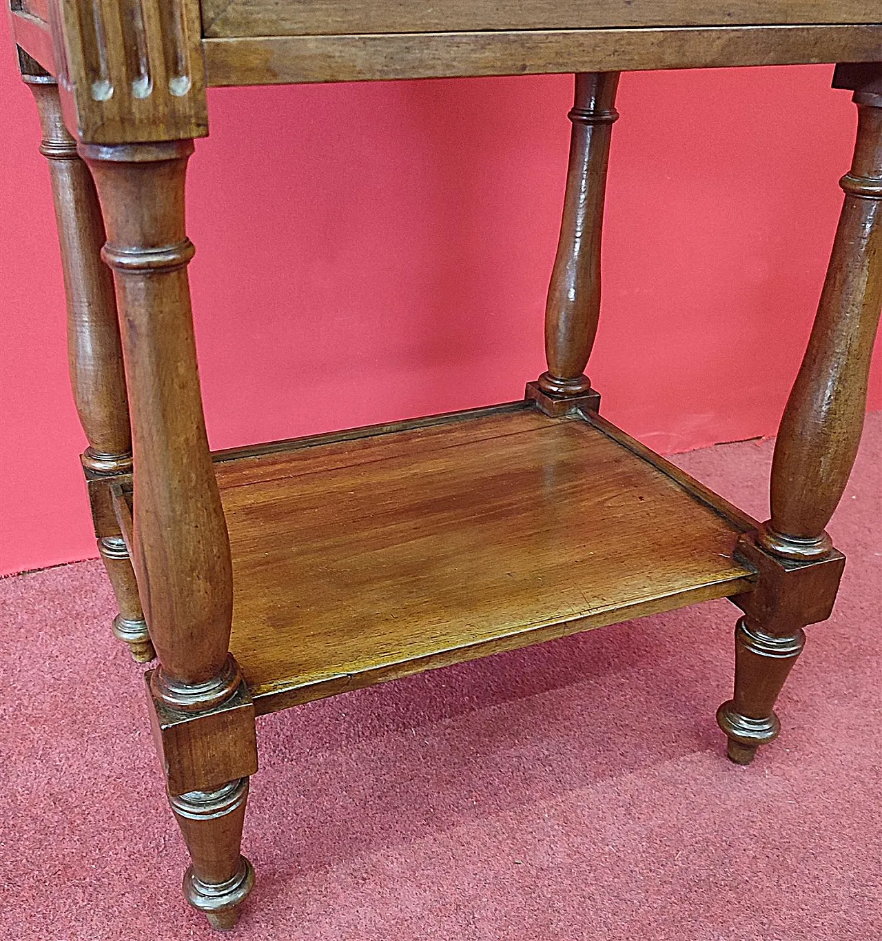 Comodino a tre cassetti Luigi XVI in legno di noce, '700 5