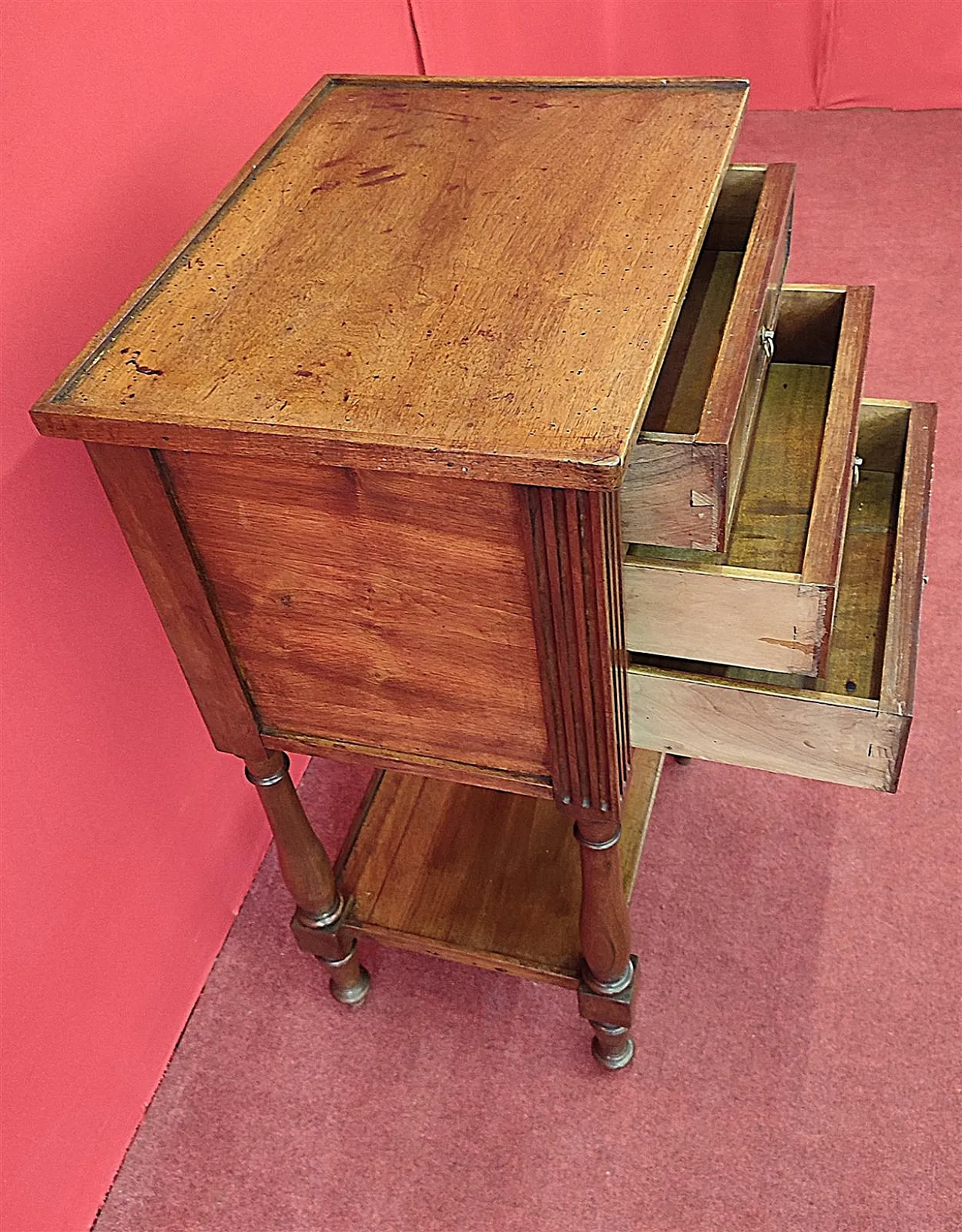 Comodino a tre cassetti Luigi XVI in legno di noce, '700 7