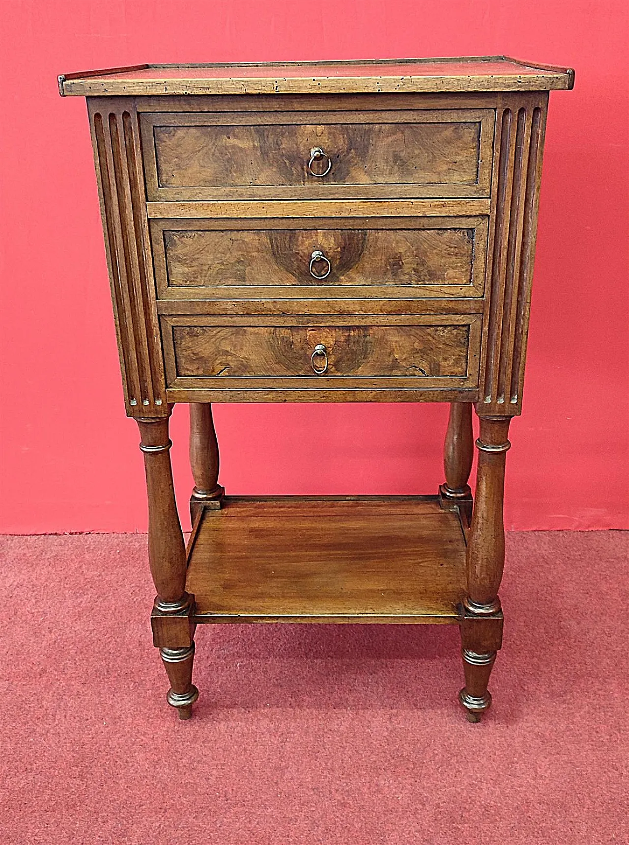 Comodino a tre cassetti Luigi XVI in legno di noce, '700 9