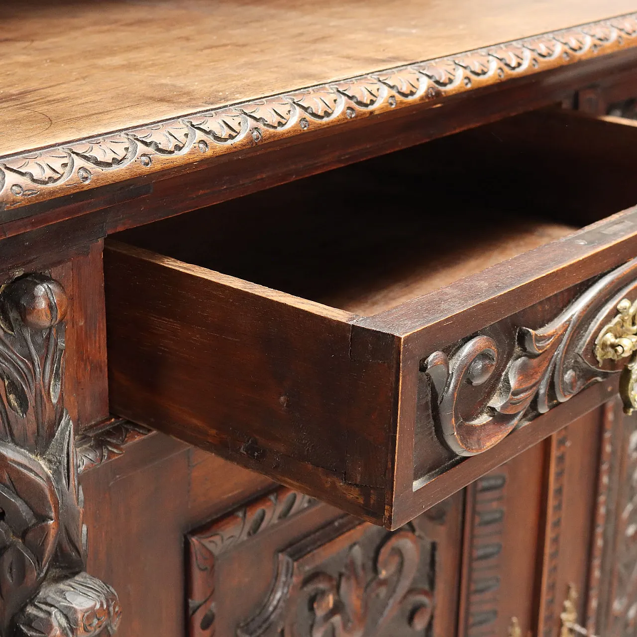 Double body sideboard in Neo-Renaissance style in walnut, 19th century 5