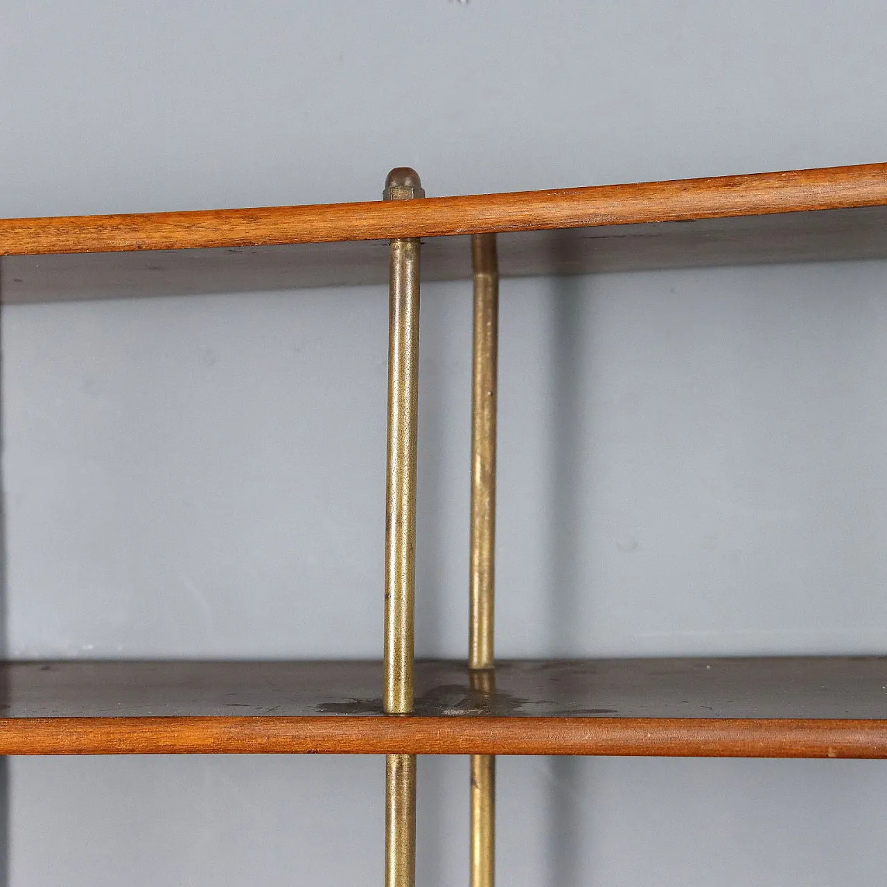 Agere with shaped shelves, in walnut and brass, 20th century 7