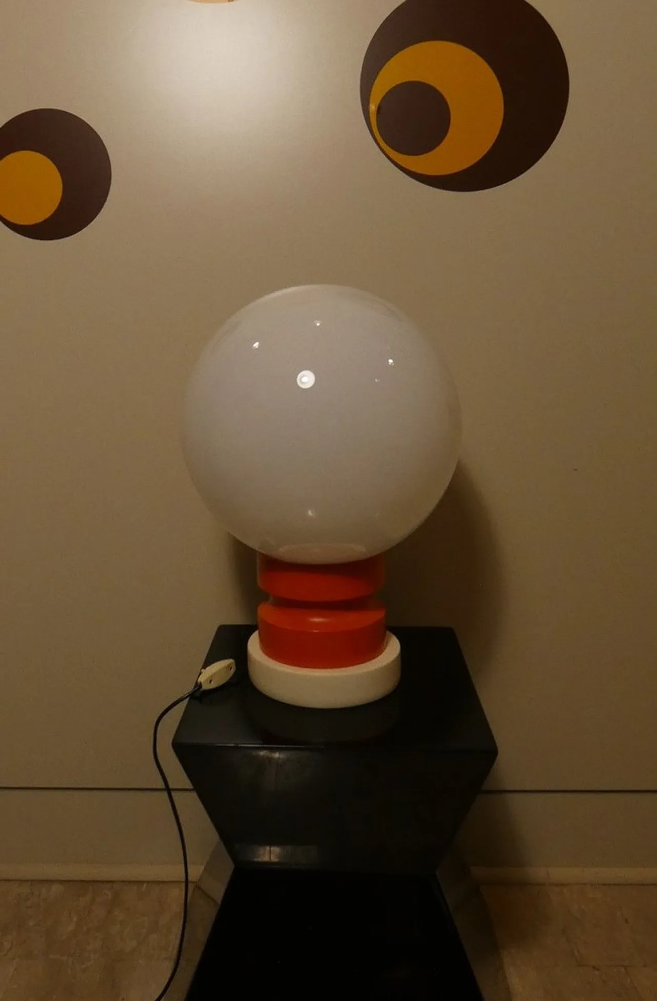 Lampada da tavolo in vetro opalino e legno, Italia, anni '70 1