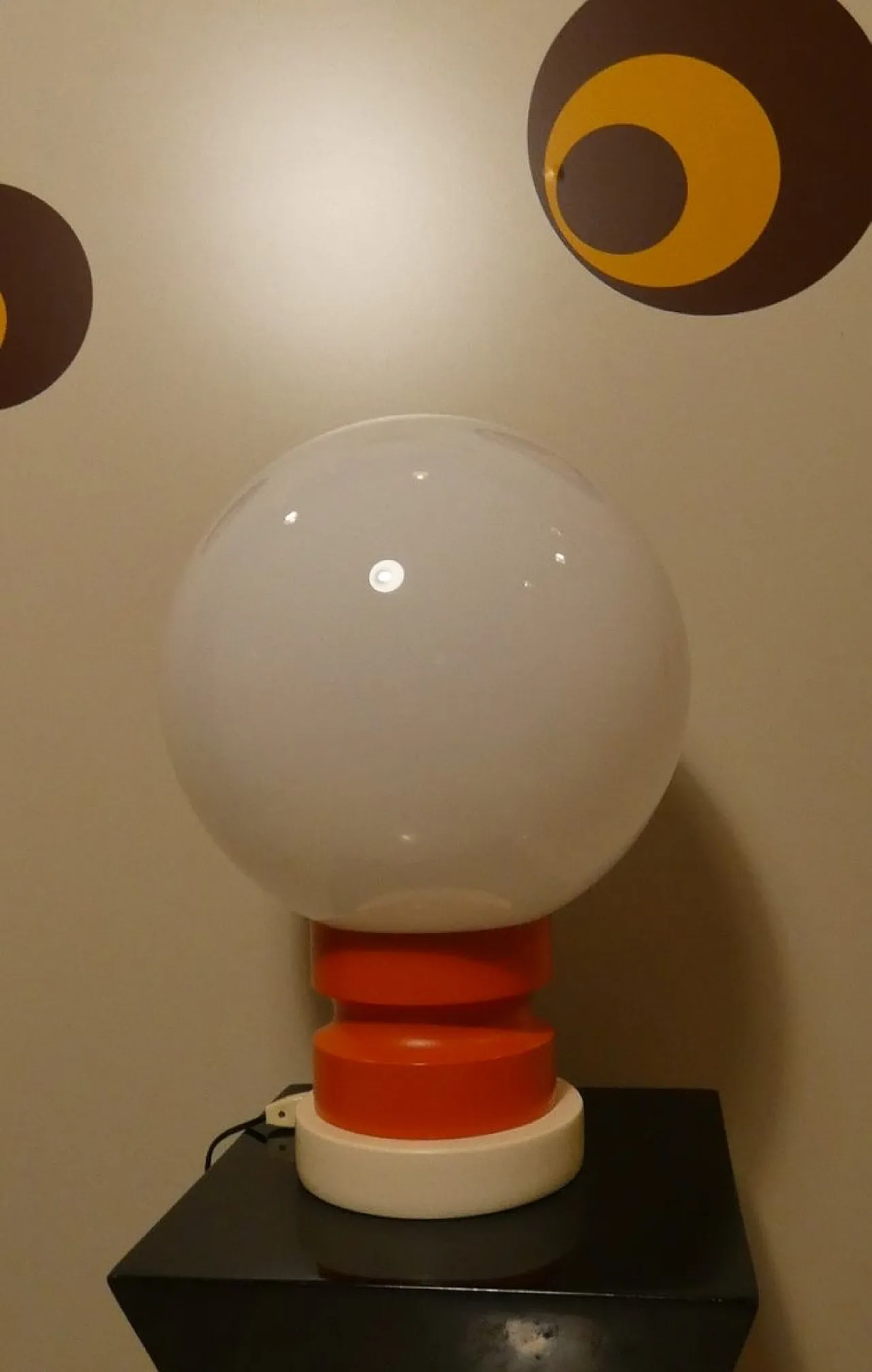 Lampada da tavolo in vetro opalino e legno, Italia, anni '70 2