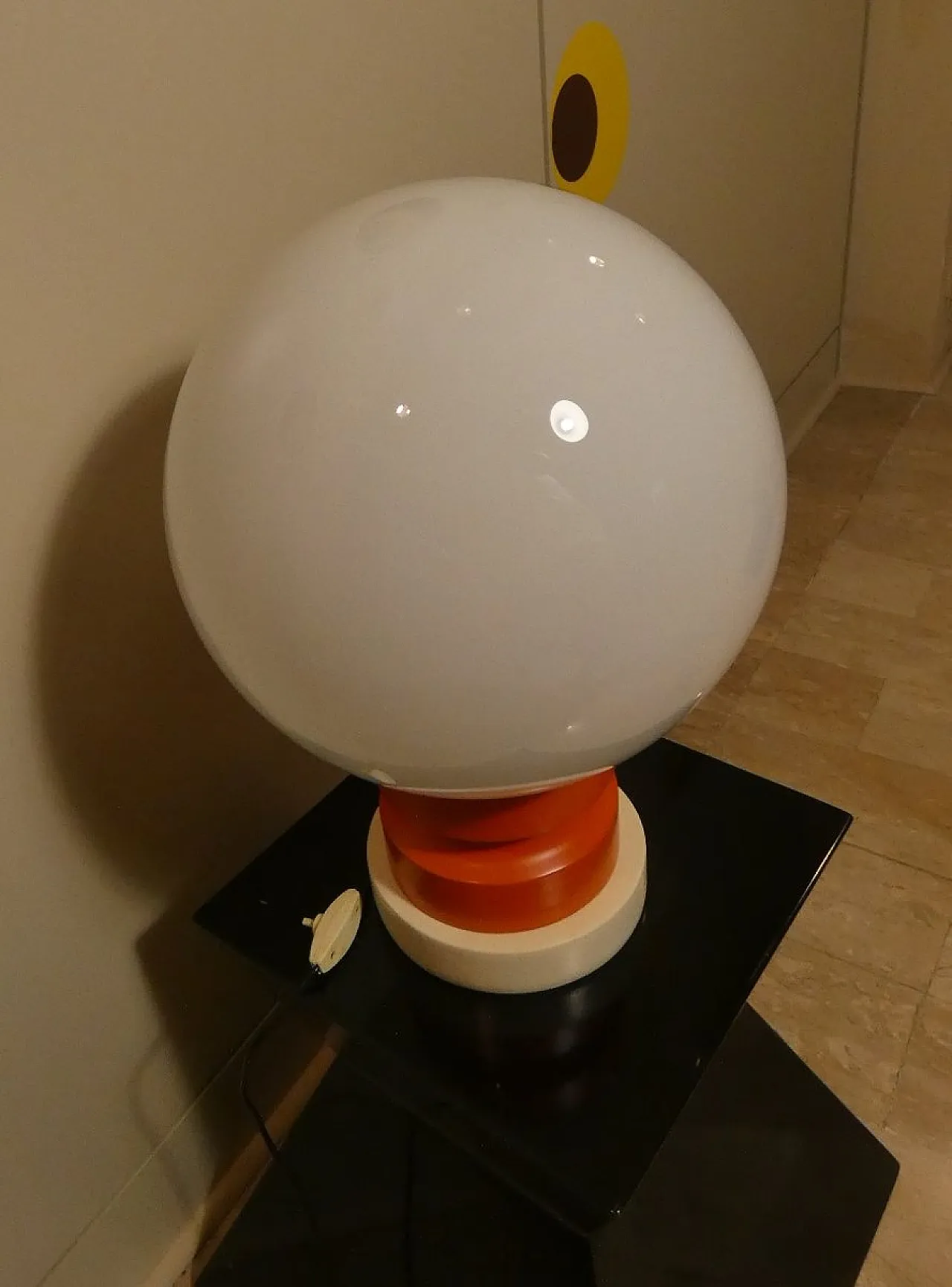 Lampada da tavolo in vetro opalino e legno, Italia, anni '70 3