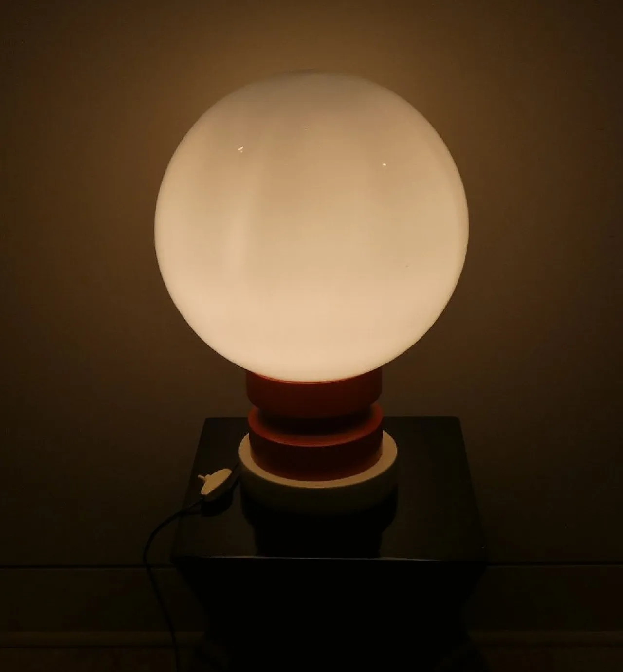 Lampada da tavolo in vetro opalino e legno, Italia, anni '70 4