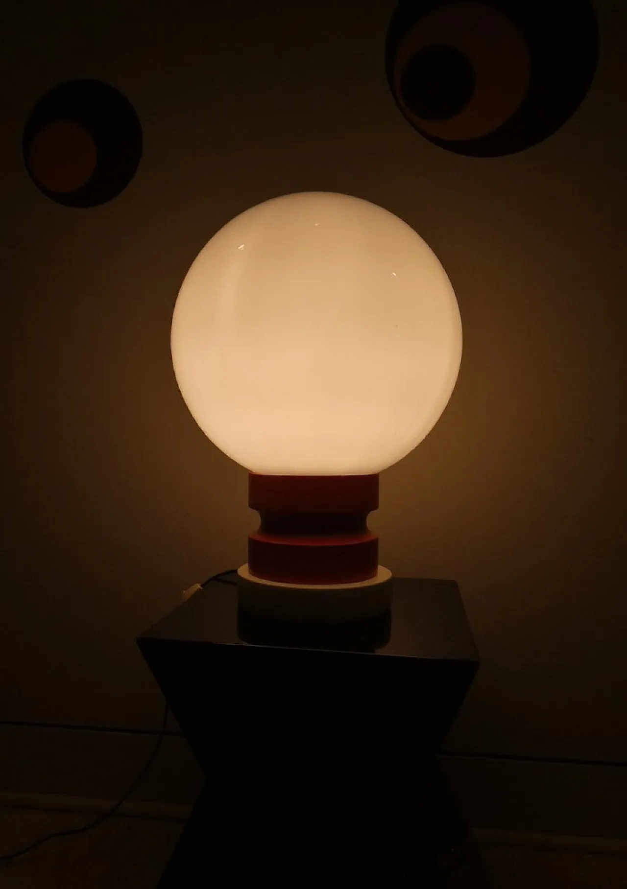 Lampada da tavolo in vetro opalino e legno, Italia, anni '70 5