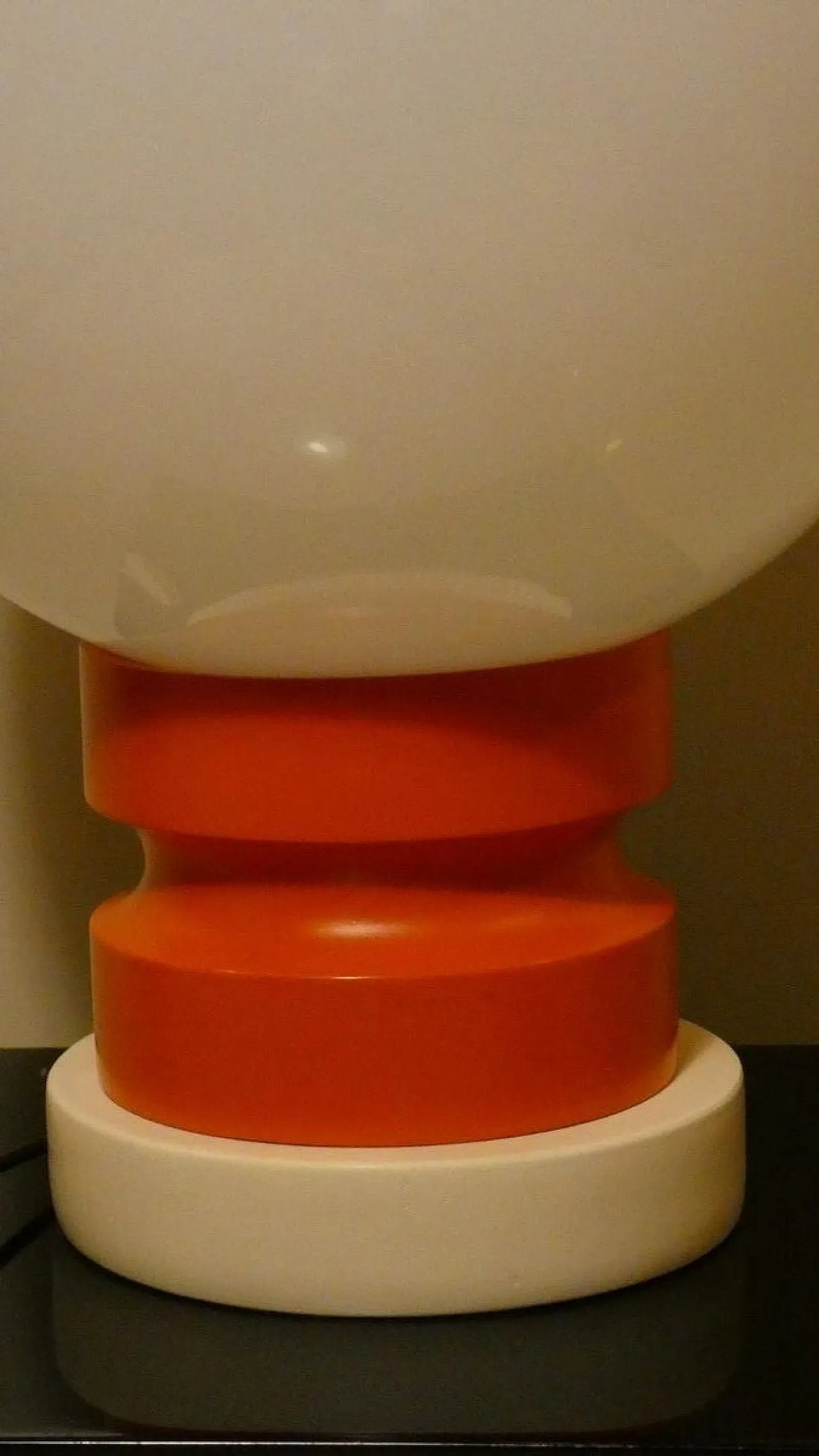 Lampada da tavolo in vetro opalino e legno, Italia, anni '70 6