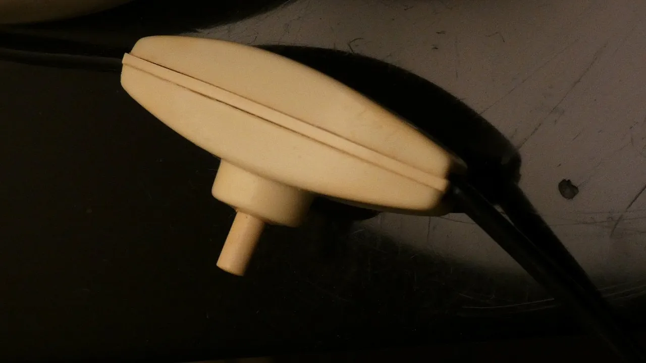 Lampada da tavolo in vetro opalino e legno, Italia, anni '70 9