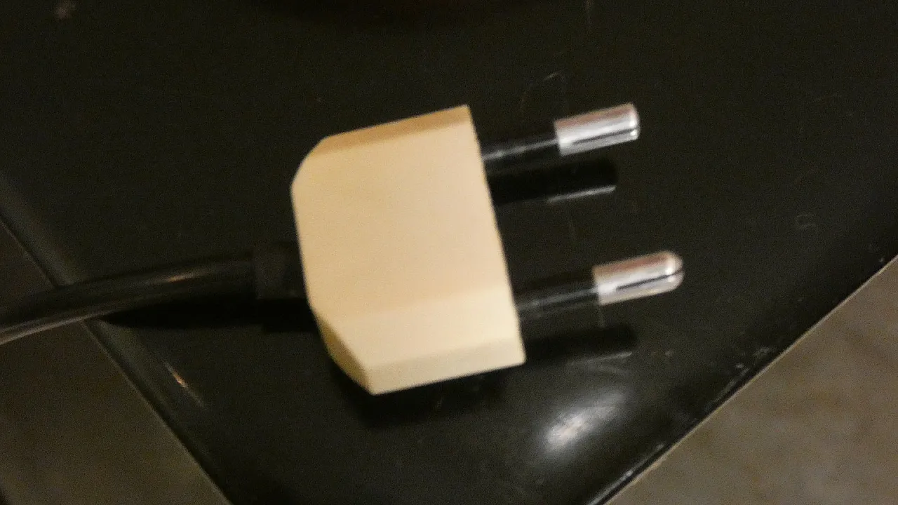 Lampada da tavolo in vetro opalino e legno, Italia, anni '70 10