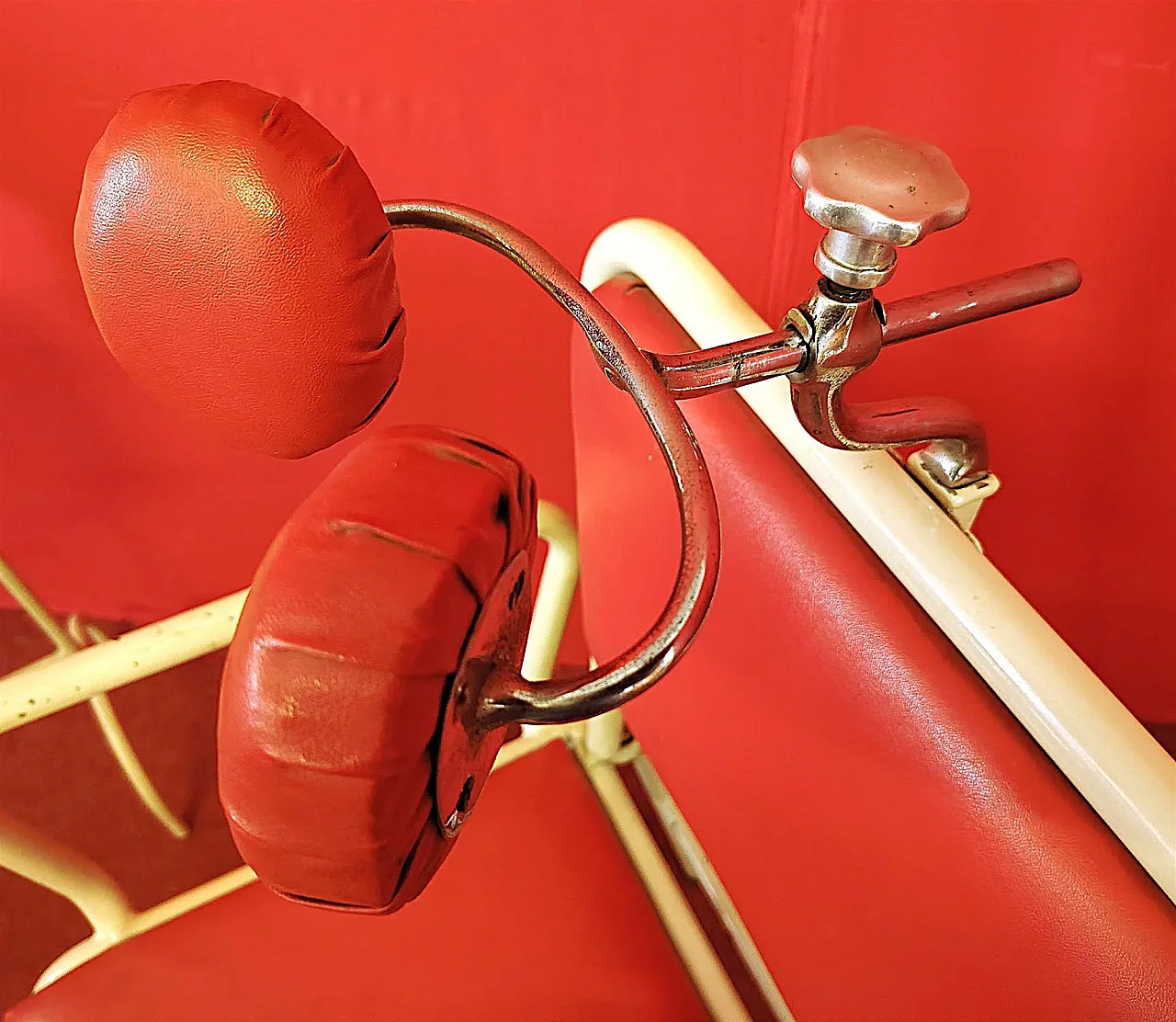 Metal dentist chair, 20th century 4