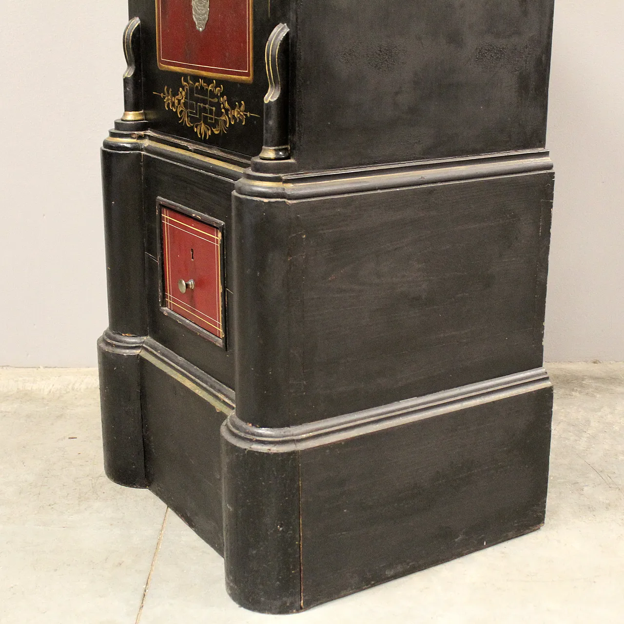 Ancient chest safe 13