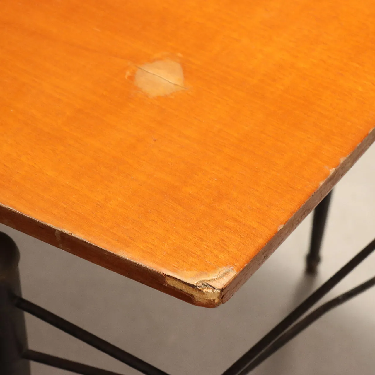 Tavolino in teak e metallo laccato, anni '60 7