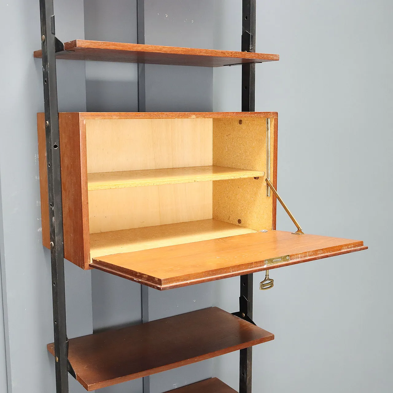 Libreria in teak con montanti in metallo, anni '60 4