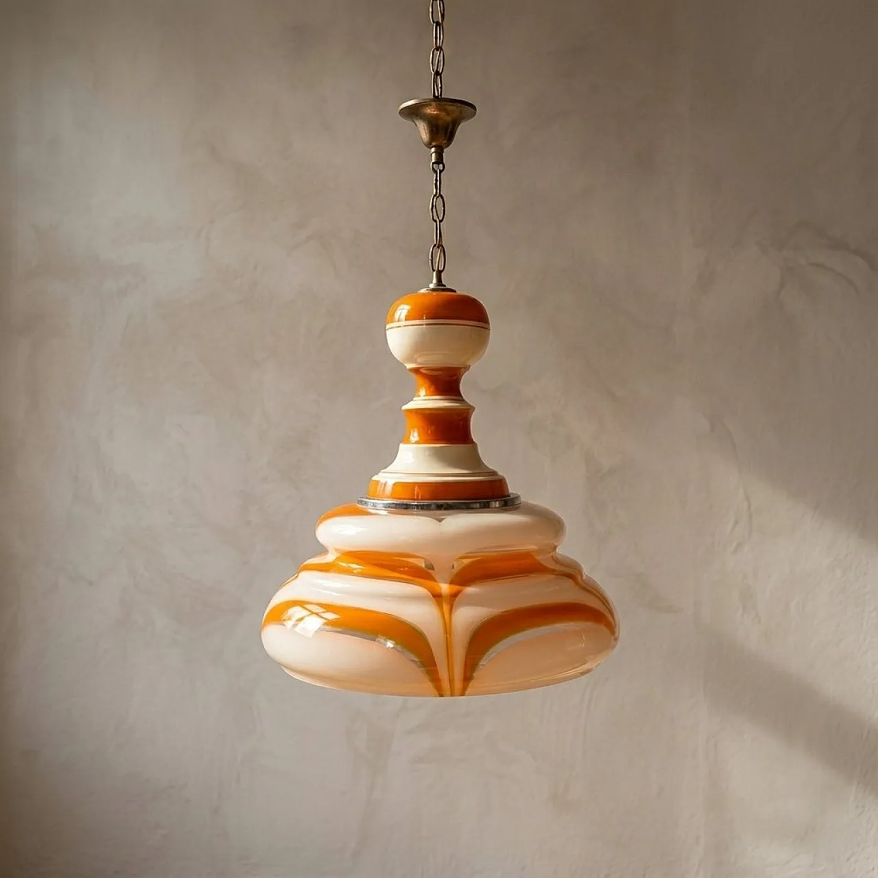 Lampada a sospensione in vetro artistico arancione e bianco, anni '70 1