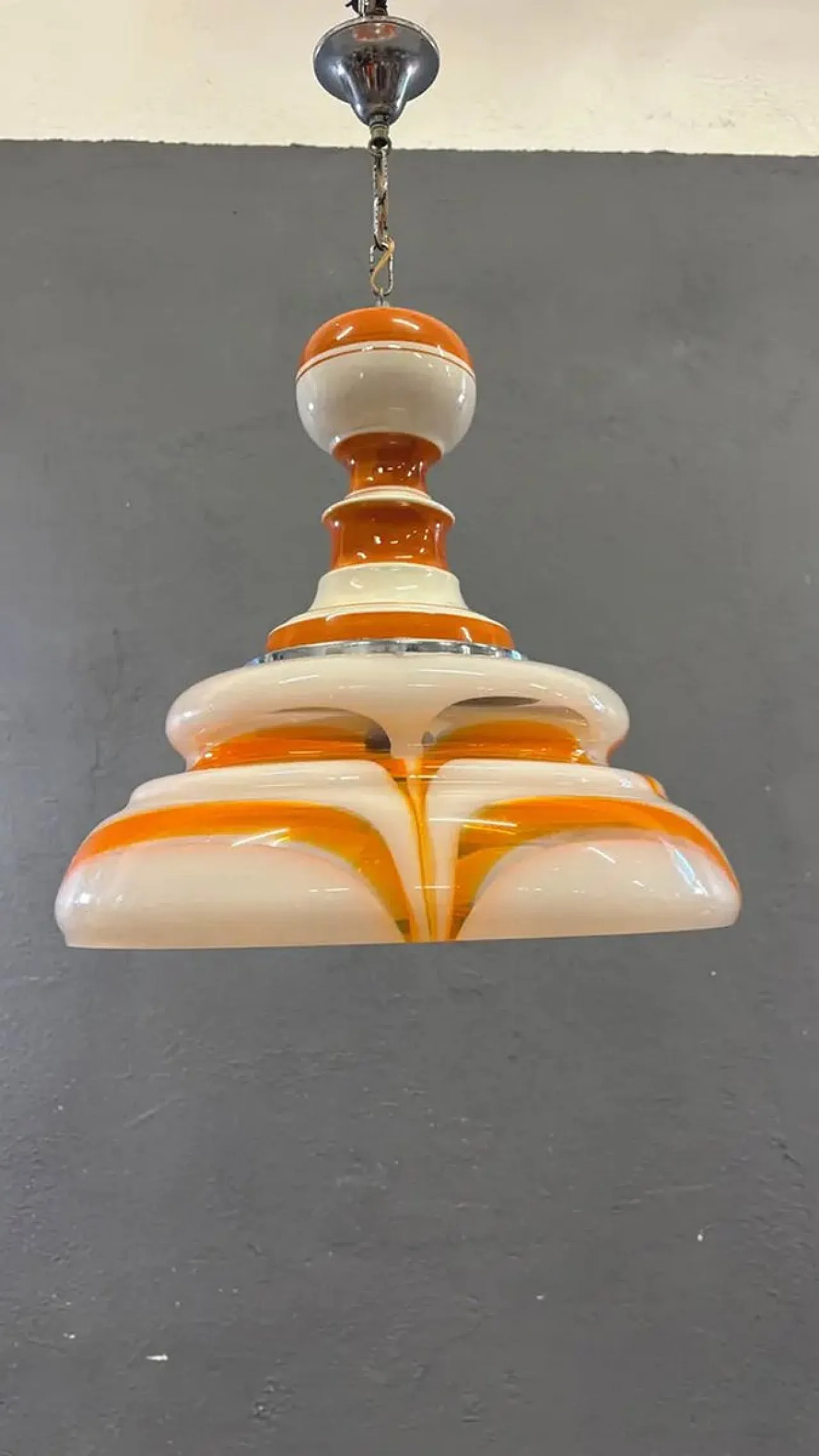 Lampada a sospensione in vetro artistico arancione e bianco, anni '70 3