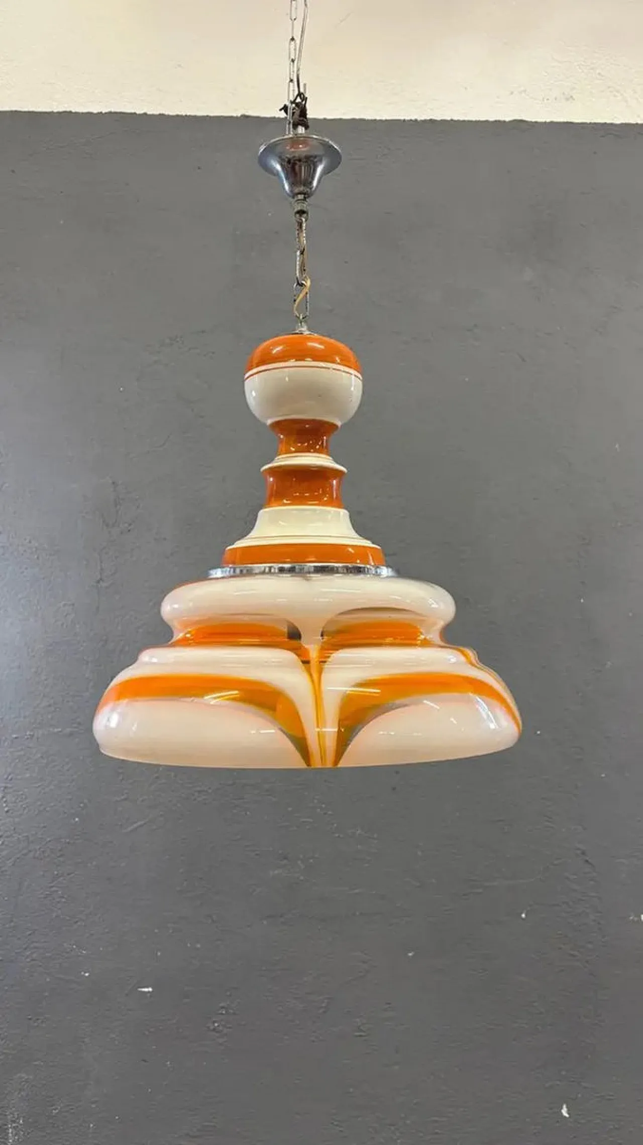 Lampada a sospensione in vetro artistico arancione e bianco, anni '70 4