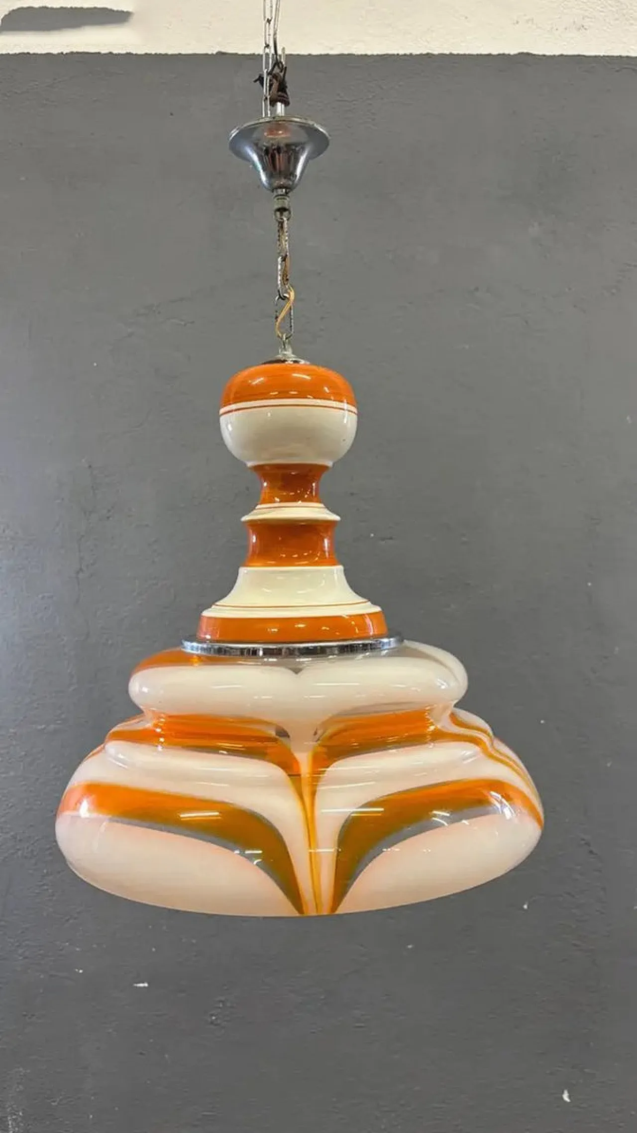 Lampada a sospensione in vetro artistico arancione e bianco, anni '70 5
