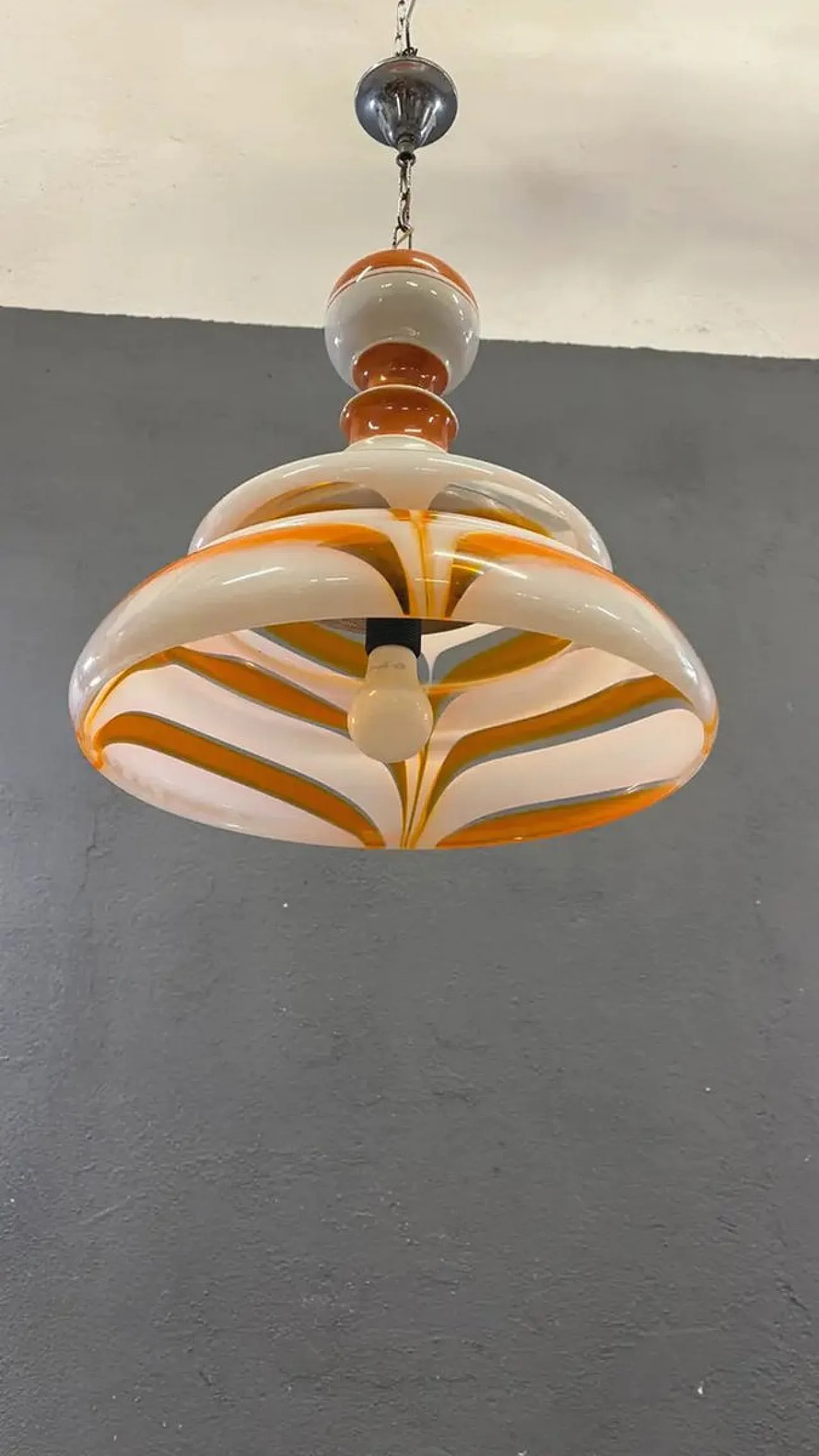 Lampada a sospensione in vetro artistico arancione e bianco, anni '70 6