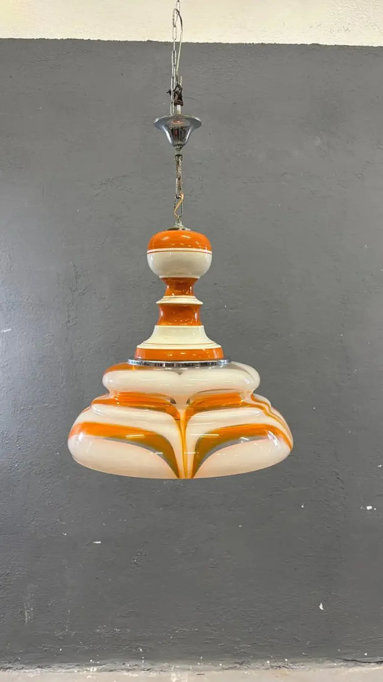 Lampada a sospensione in vetro artistico arancione e bianco, anni '70 7
