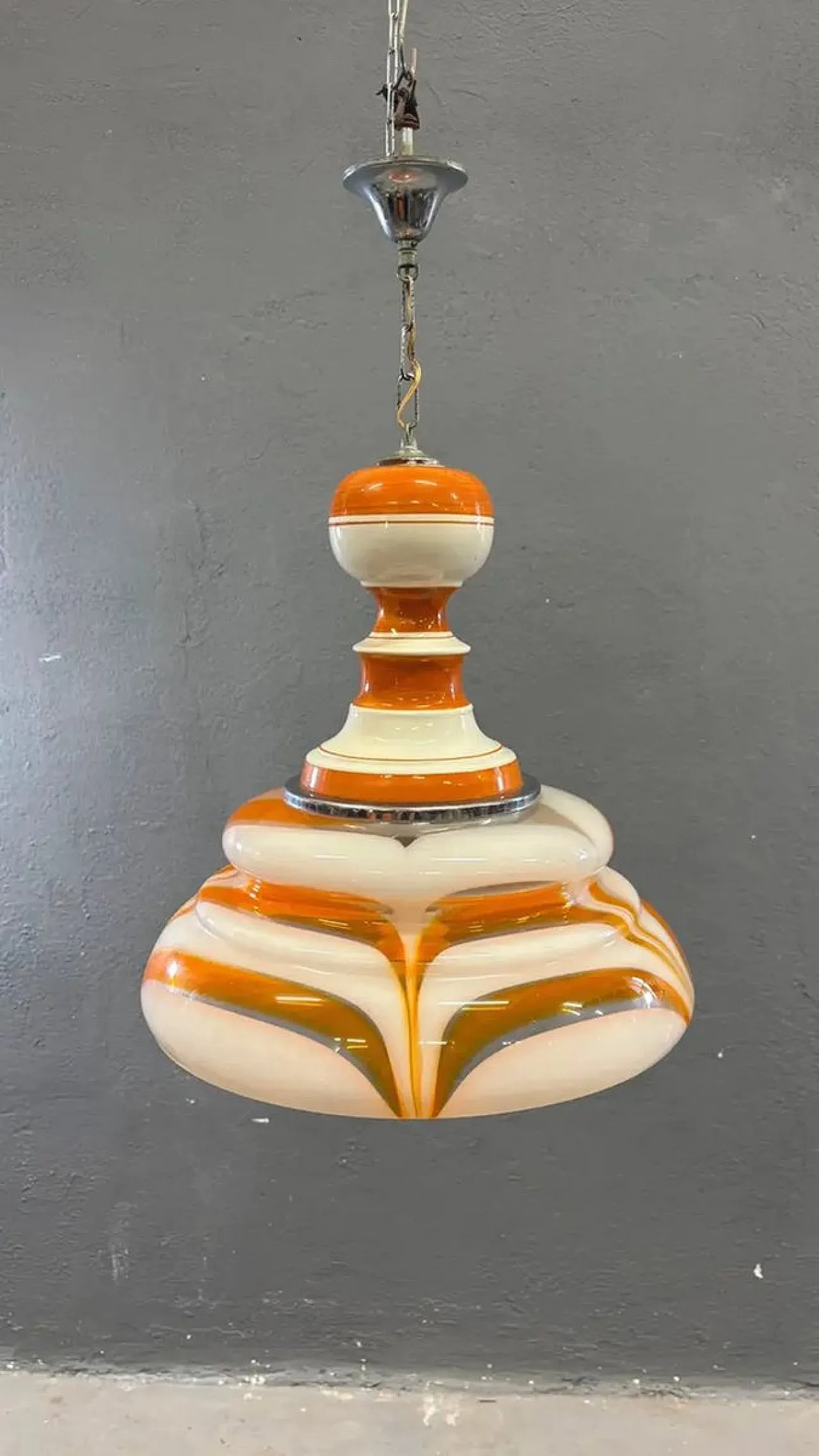 Lampada a sospensione in vetro artistico arancione e bianco, anni '70 8